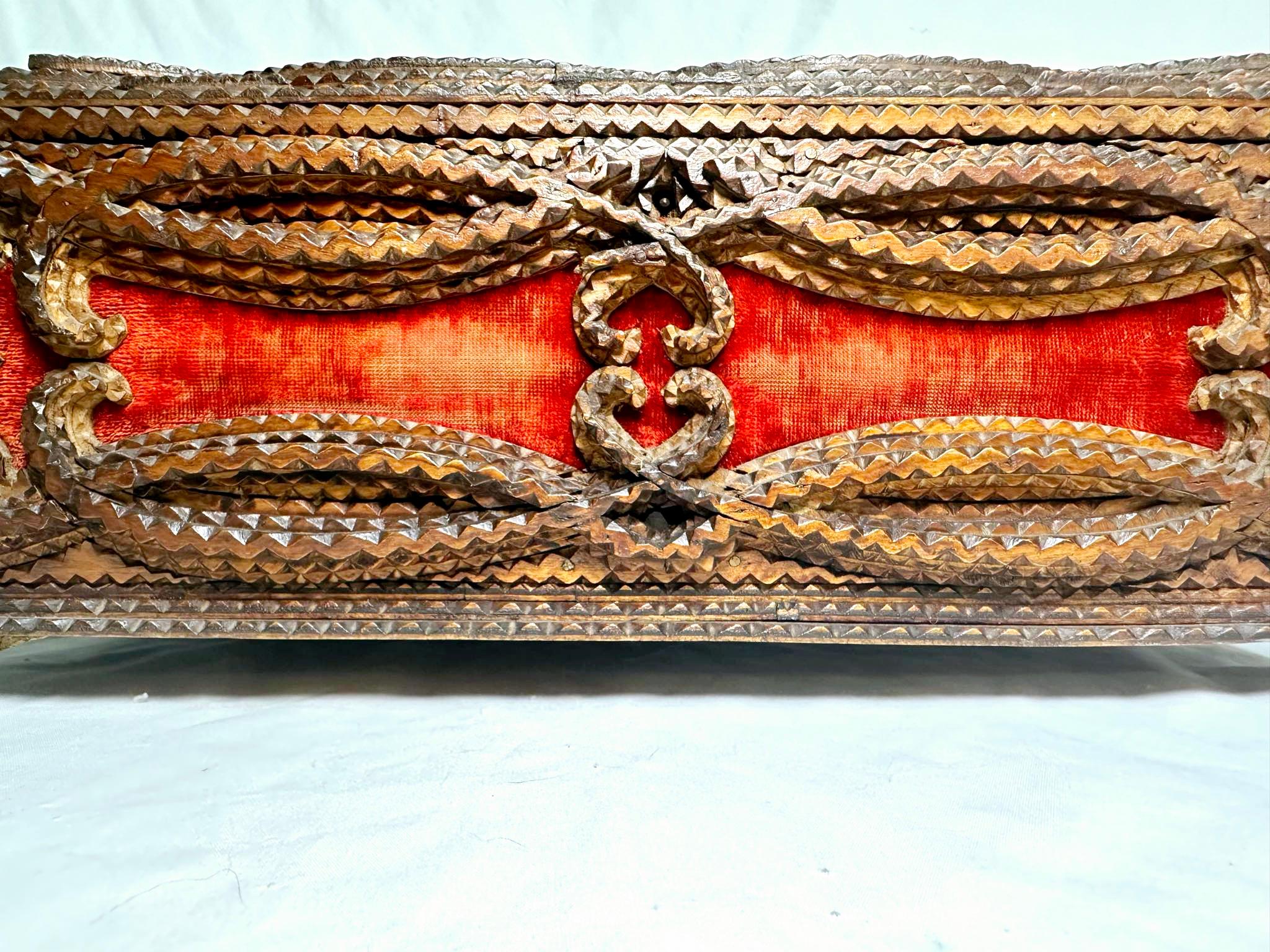 Baúl/caja de la época victoriana Tramp Art Chip Carved con guantera adicional en venta 6
