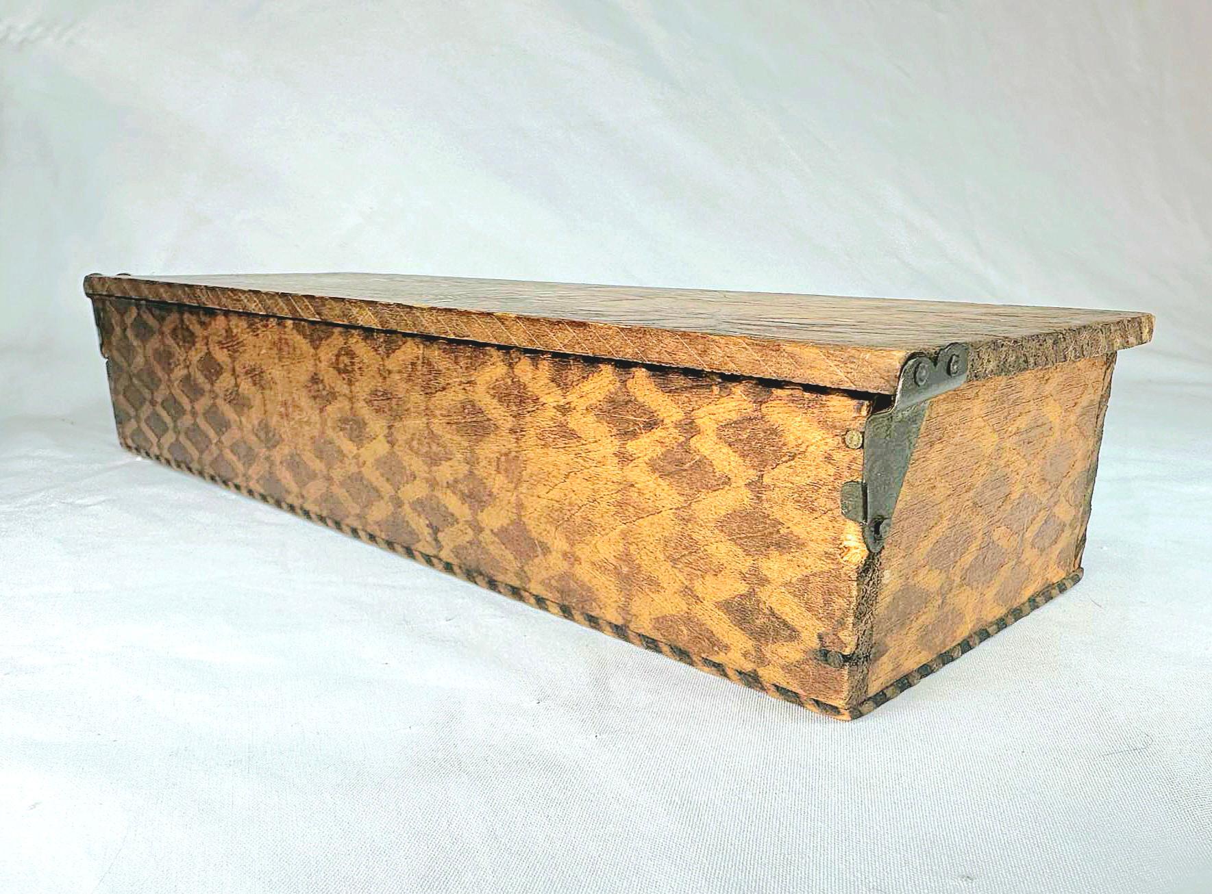 Baúl/caja de la época victoriana Tramp Art Chip Carved con guantera adicional en venta 7
