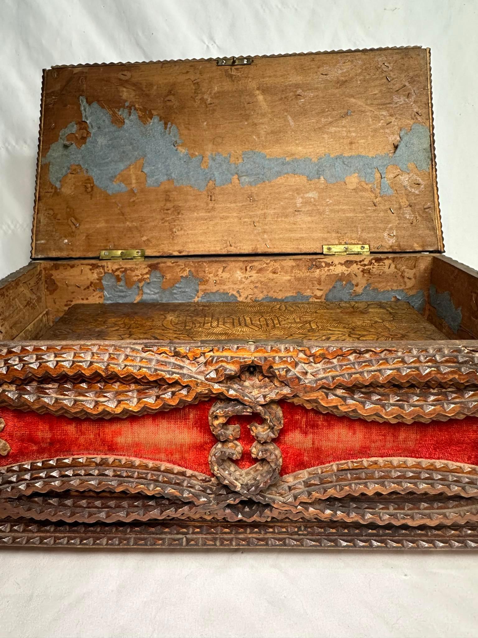 Baúl/caja de la época victoriana Tramp Art Chip Carved con guantera adicional en venta 9