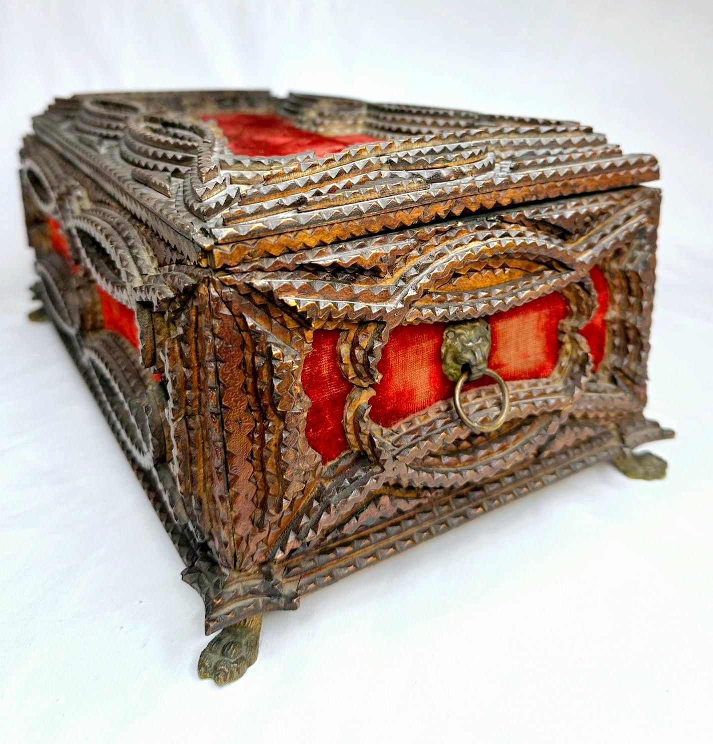 Baúl/caja de la época victoriana Tramp Art Chip Carved con guantera adicional en venta 10