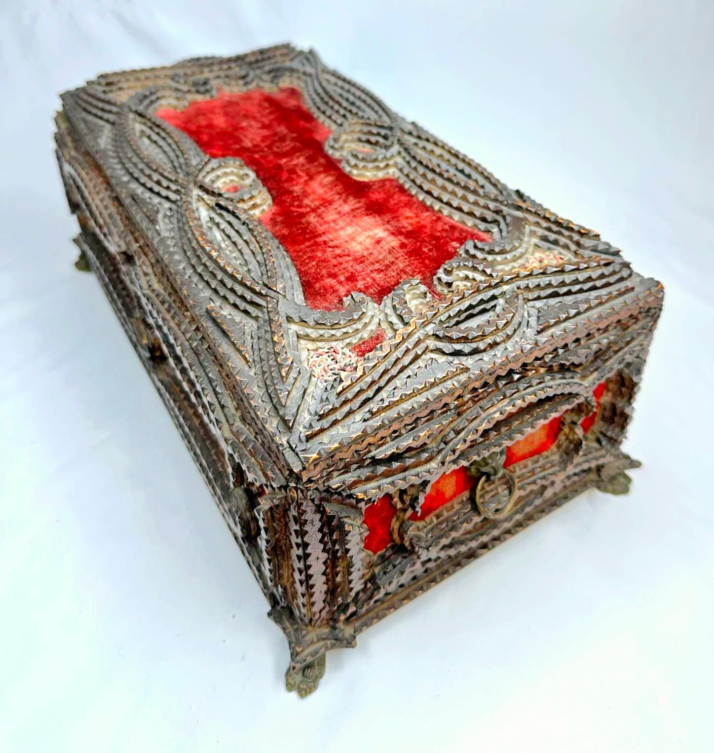 Baúl/caja de la época victoriana Tramp Art Chip Carved con guantera adicional en venta 11