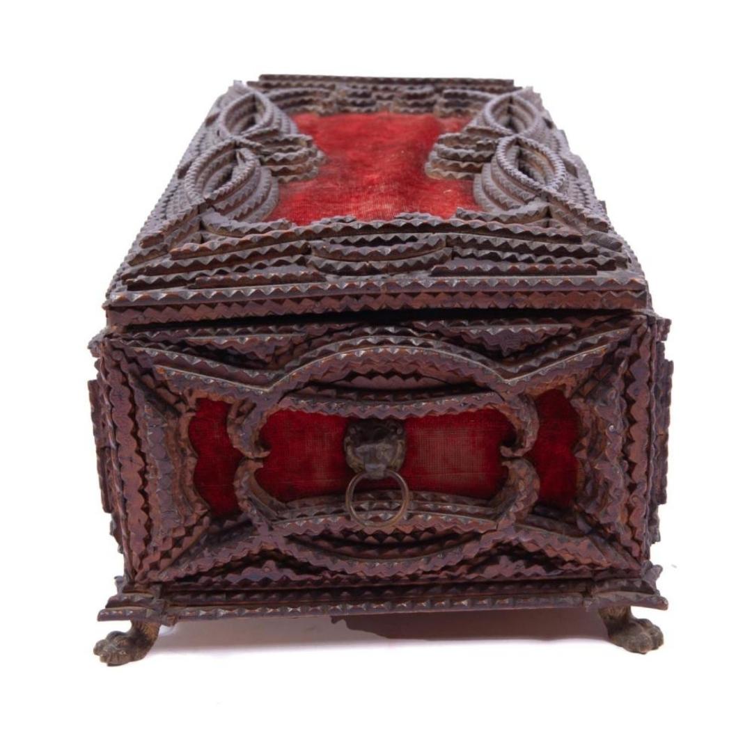 Incluye 2 cajas hechas a mano.
Rara aldaba de león Tramp Art del siglo XIX Caja de almacenaje tallada a mano / joyero / terciopelo carmesí con herrajes de latón
Con una decoración intrincada y elaborada, esta caja antigua de arte vagabundo es una