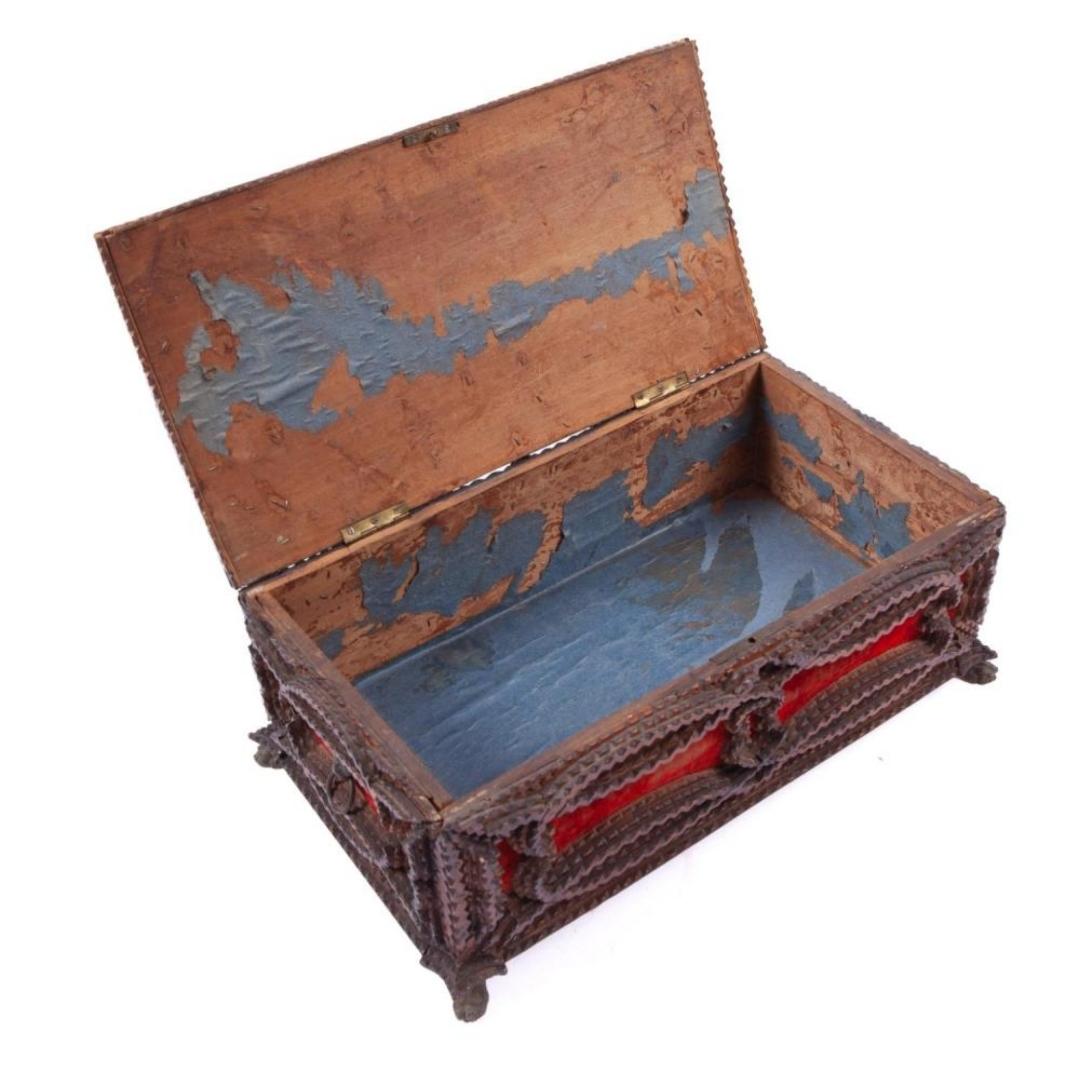 Baúl/caja de la época victoriana Tramp Art Chip Carved con guantera adicional Arte popular en venta