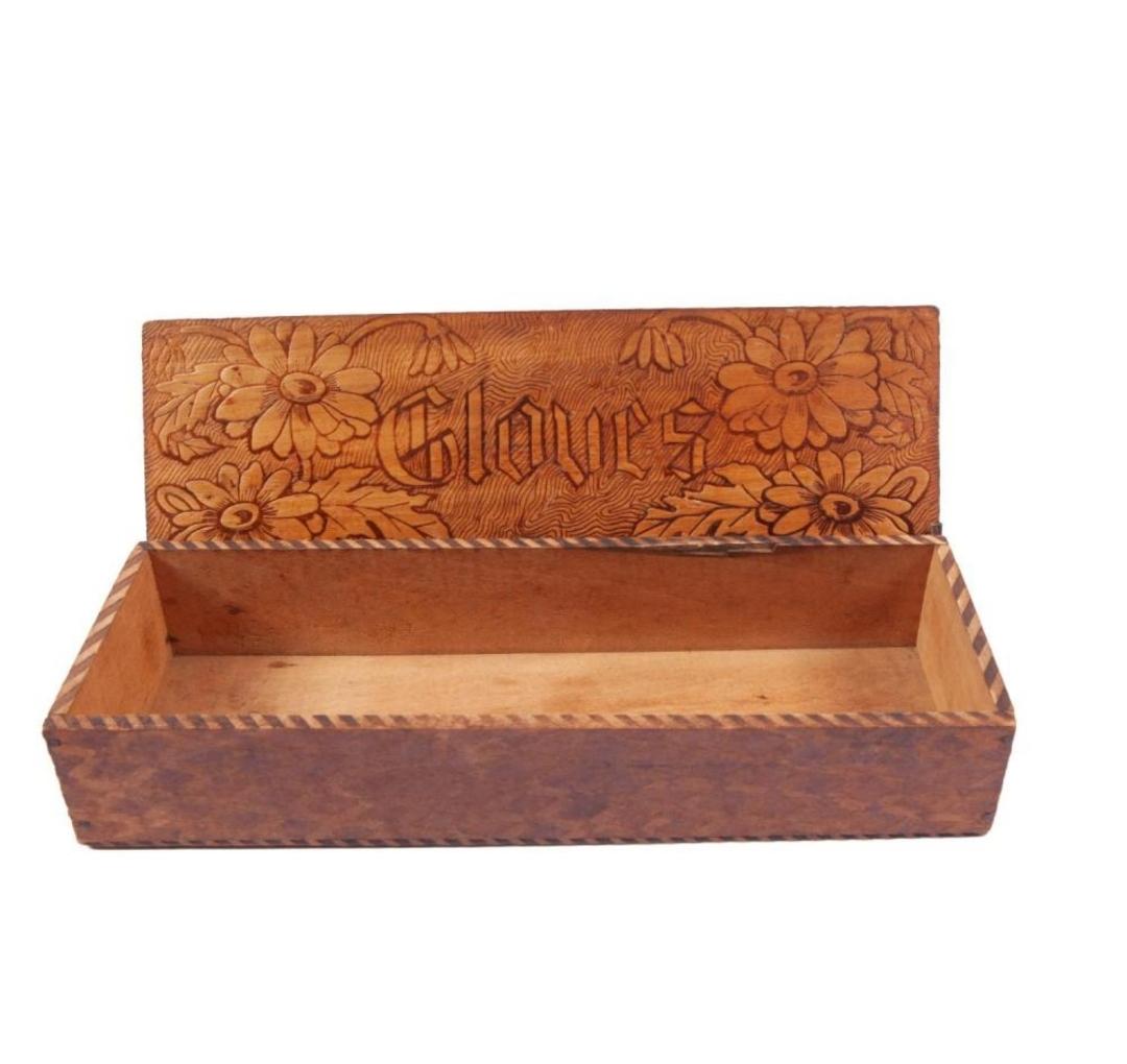 Baúl/caja de la época victoriana Tramp Art Chip Carved con guantera adicional Tallado en venta