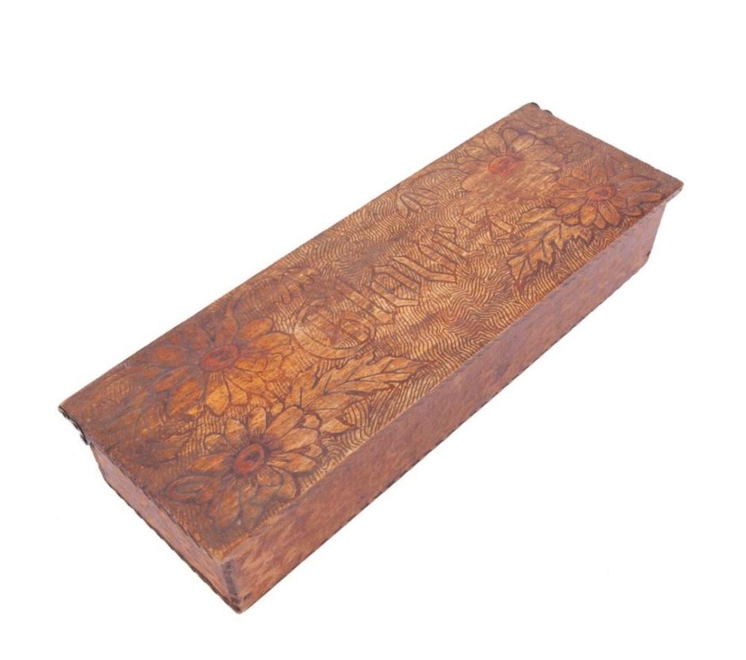 Baúl/caja de la época victoriana Tramp Art Chip Carved con guantera adicional siglo XIX en venta