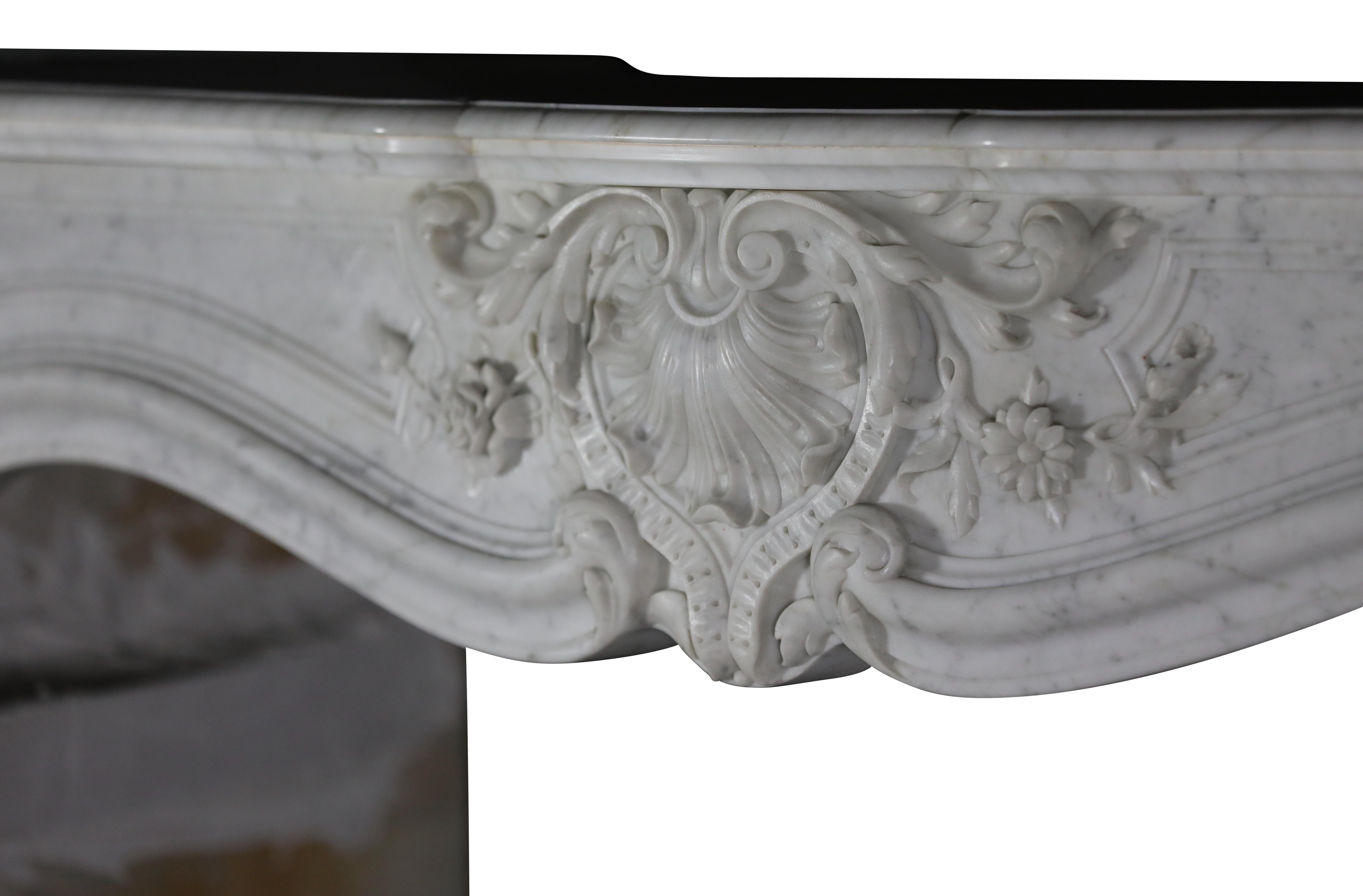 Entourage de cheminée en marbre blanc de Carrare de style rococo de l'époque victorienne en vente 2