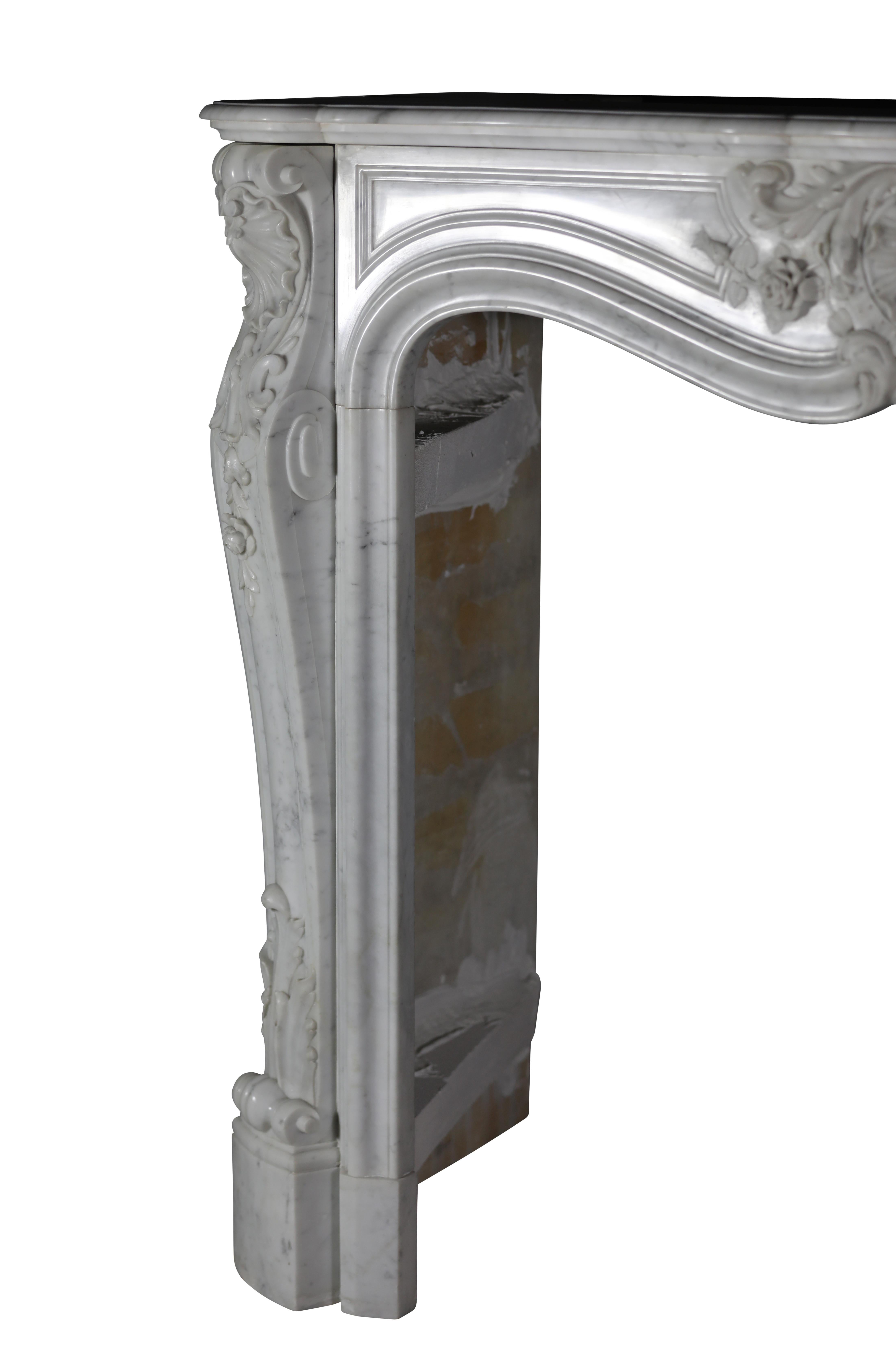 Entourage de cheminée en marbre blanc de Carrare de style rococo de l'époque victorienne en vente 3