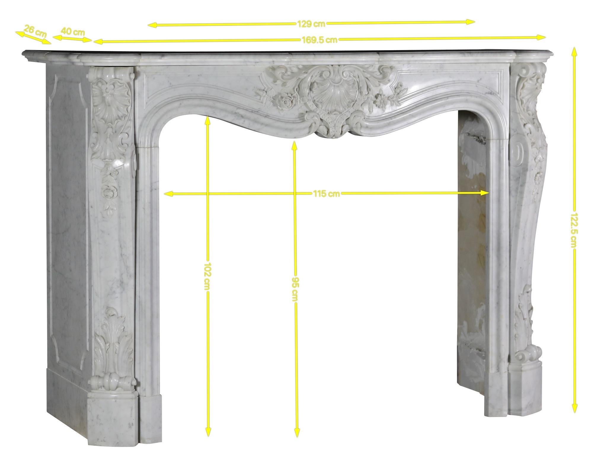 Cadre de cheminée du 19ème siècle en marbre de Carrare avec de beaux panneaux latéraux inhabituels.
Une cheminée ornementale en parfait état avec un travail de sculpture extrêmement fin.
Il s'agit d'un exemple d'artisanat de l'époque