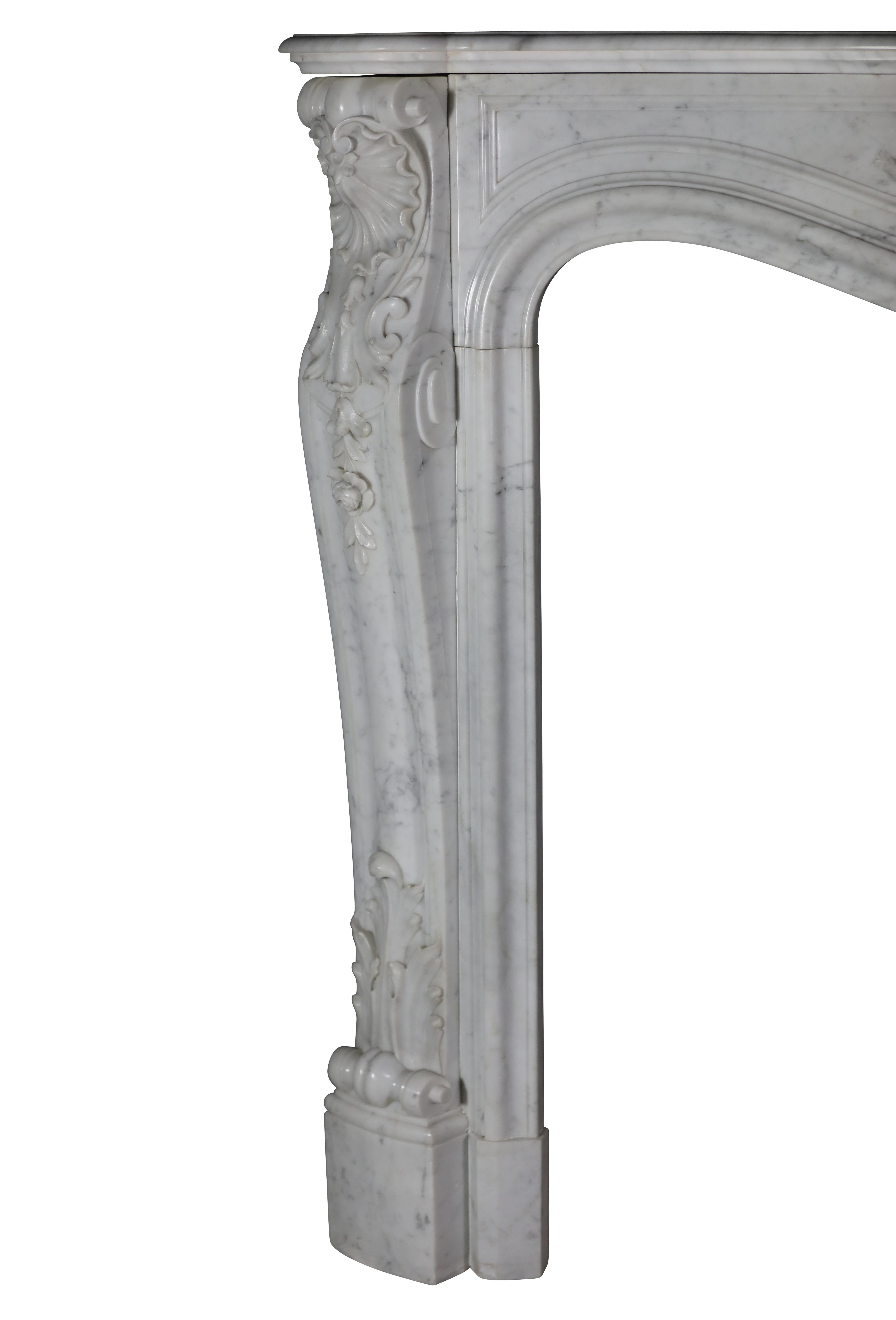 XIXe siècle Entourage de cheminée en marbre blanc de Carrare de style rococo de l'époque victorienne en vente