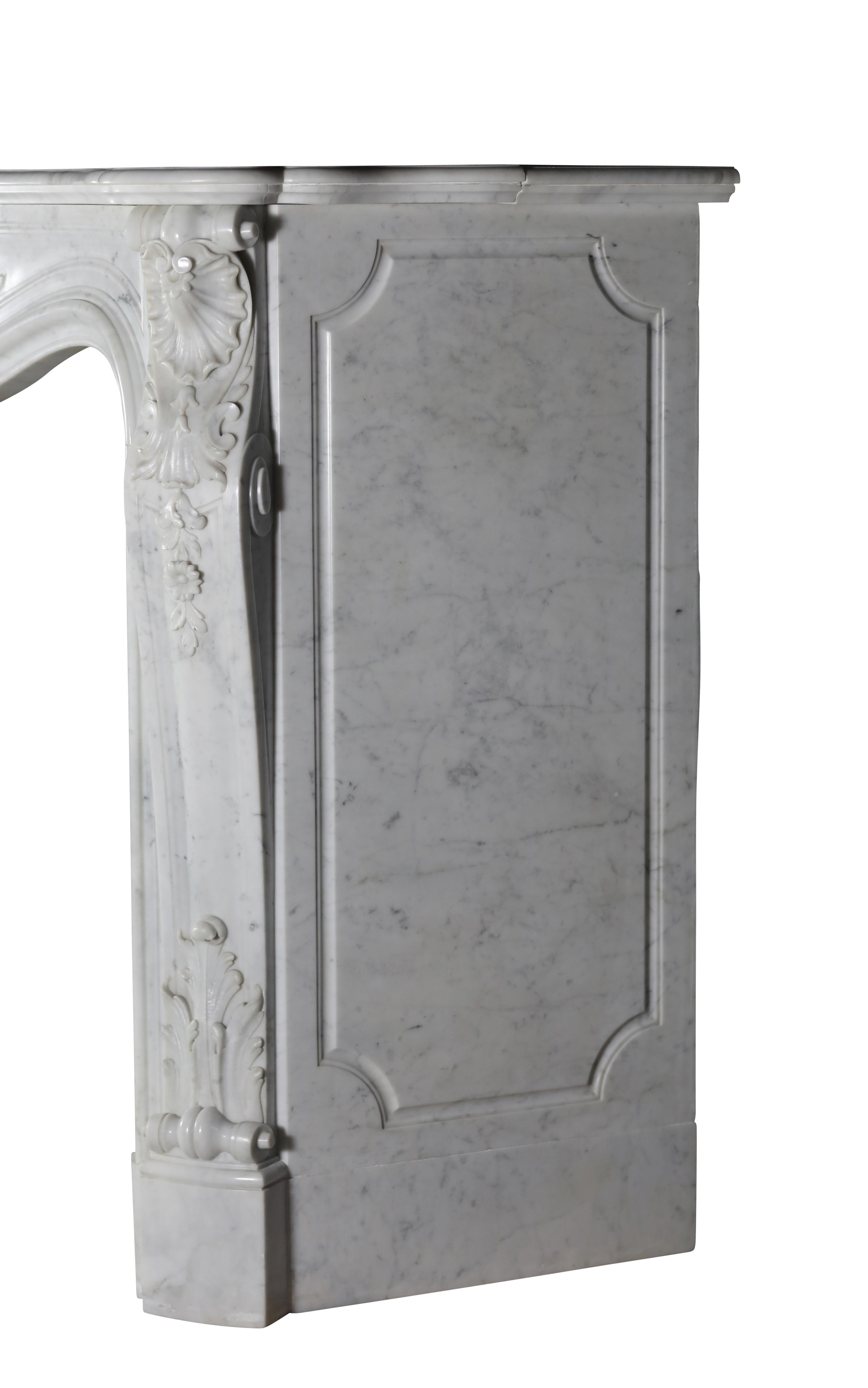 Marbre de Carrare Entourage de cheminée en marbre blanc de Carrare de style rococo de l'époque victorienne en vente