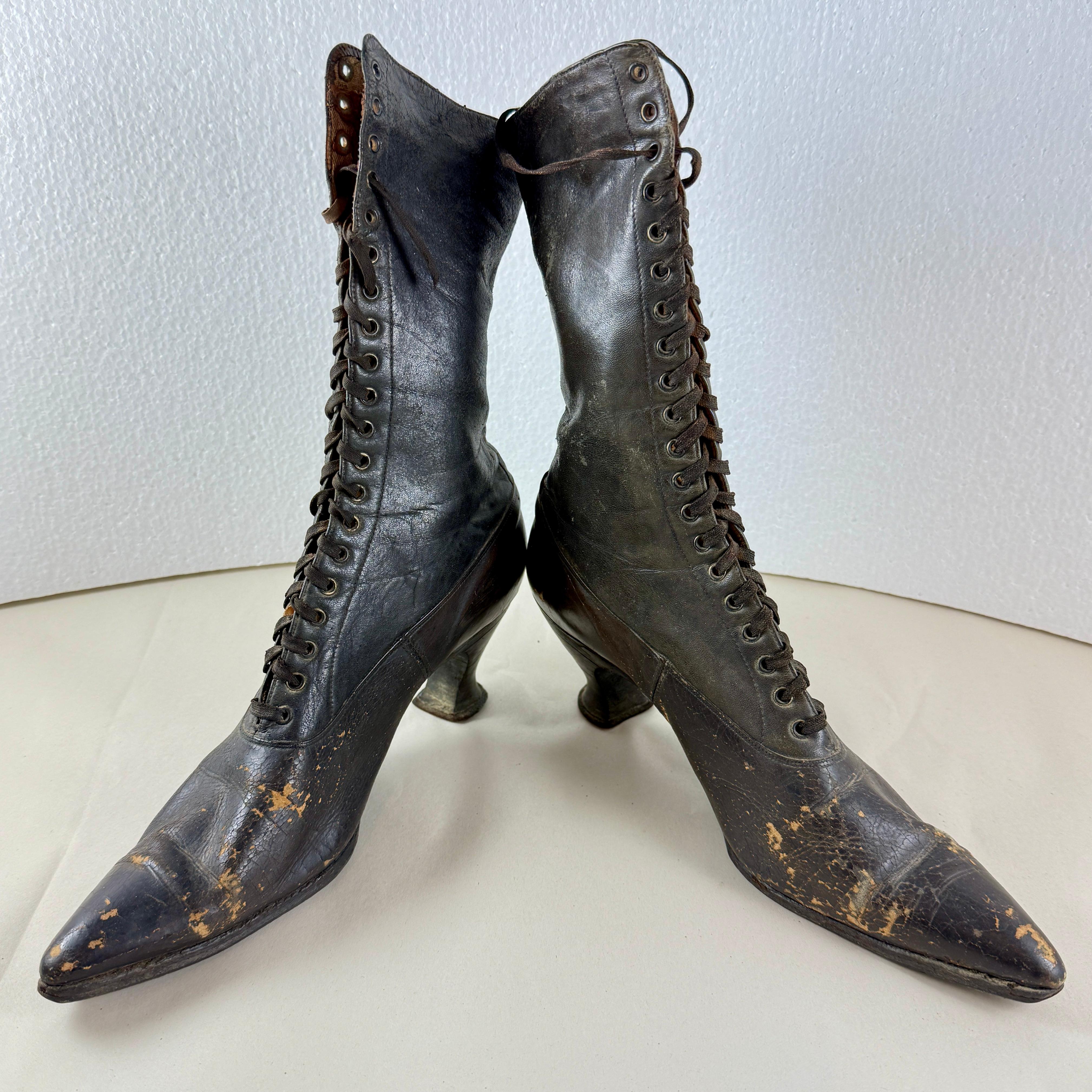 Risalenti all'epoca vittoriana, un paio di stivali alti da donna in pelle marrone scuro con lacci, attribuiti a Up & Dunn, produttori di stivali di Rochester, New York, circa 1890-1900. 

Utz and Dunn fu fondata nel 1881 dal calzolaio tedesco Henry