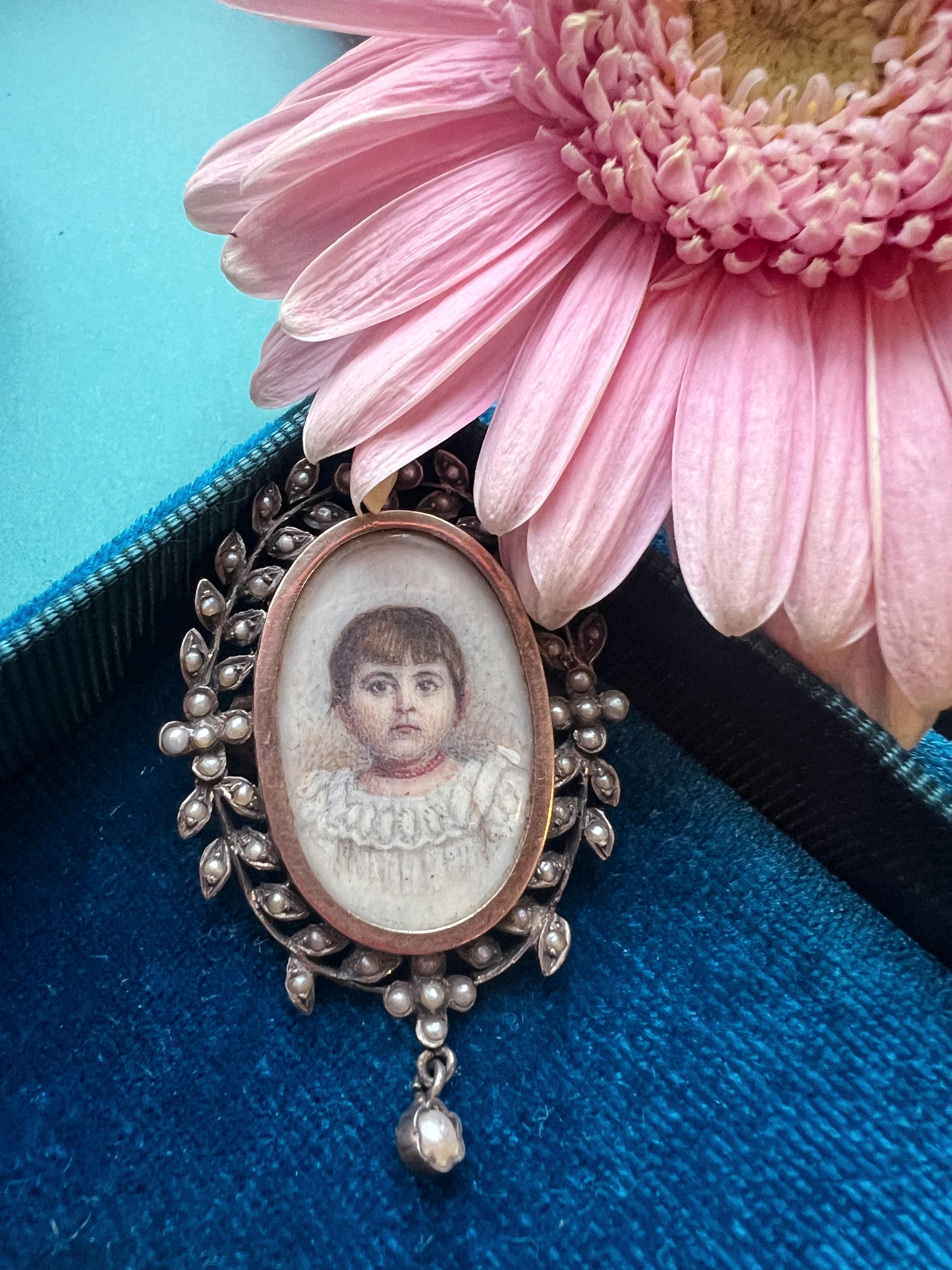 Victorian era young girl with coral necklace miniature portrait brooch In Good Condition In Versailles, FR