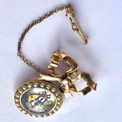 Victorian Essex Crystal and 15 Carat Gold Brooch