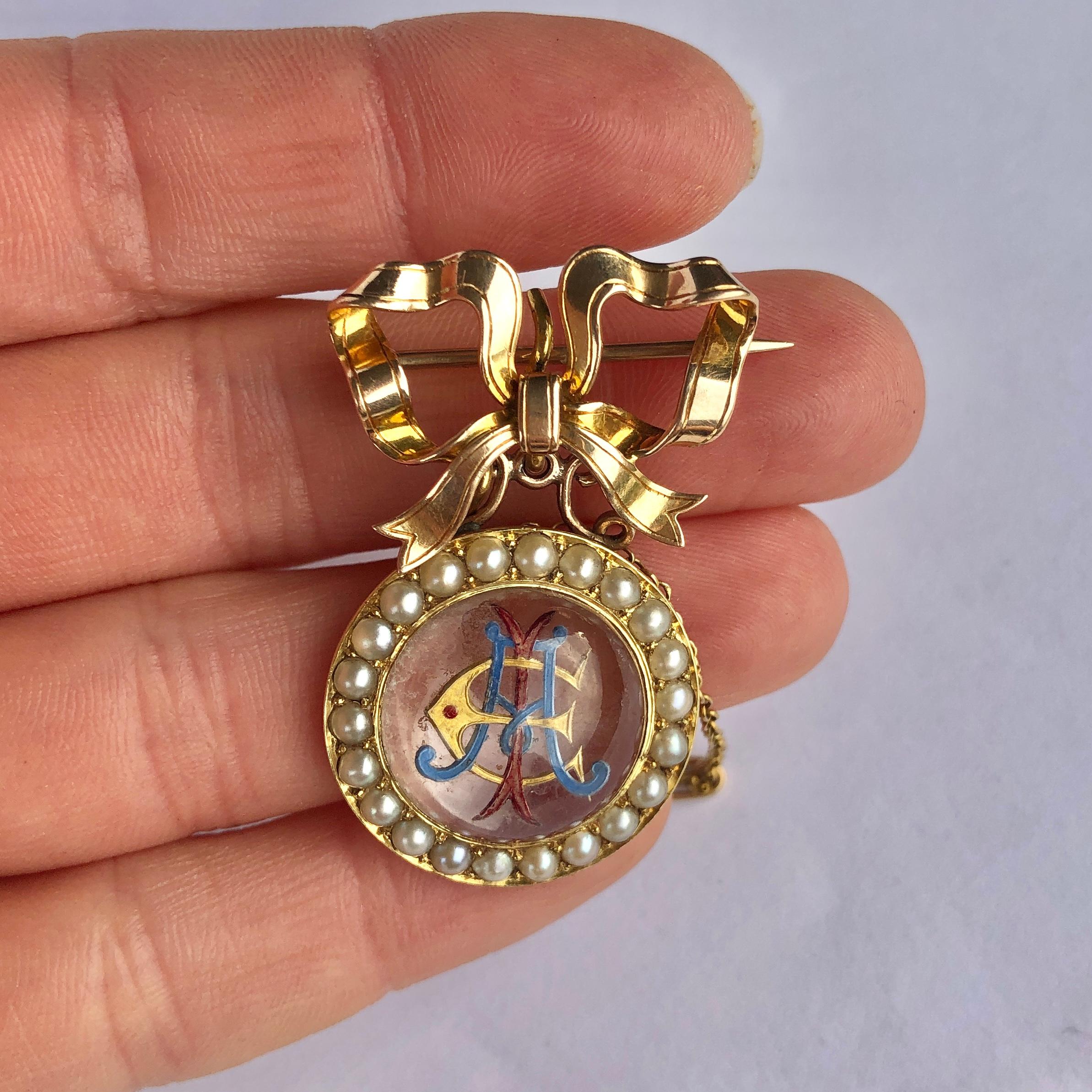 Cabochon Victorian Essex Crystal and 15 Carat Gold Brooch For Sale