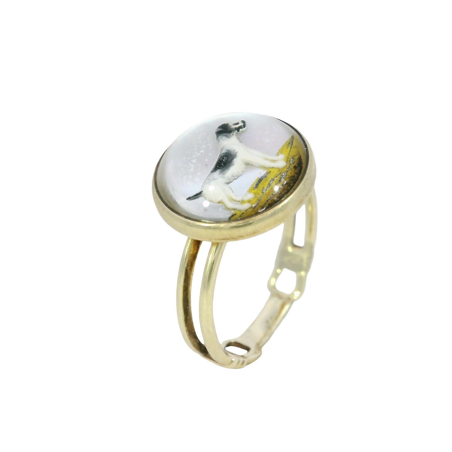 Anello vittoriano di cristallo Essex con cane terrier dipinto al contrario, oro giallo 14 carati, misura 6

Questo anello a fascia unico nel suo genere mette in mostra un'affascinante incisione di un cane, incapsulata sotto una cupola trasparente.