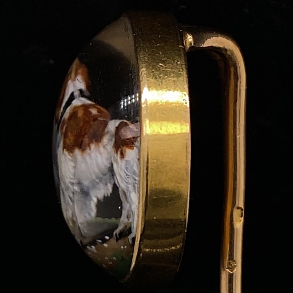 Victorien tardif Épingle à cravate victorienne en or jaune 18 carats représentant un épagneul en cristal d'Essex en vente