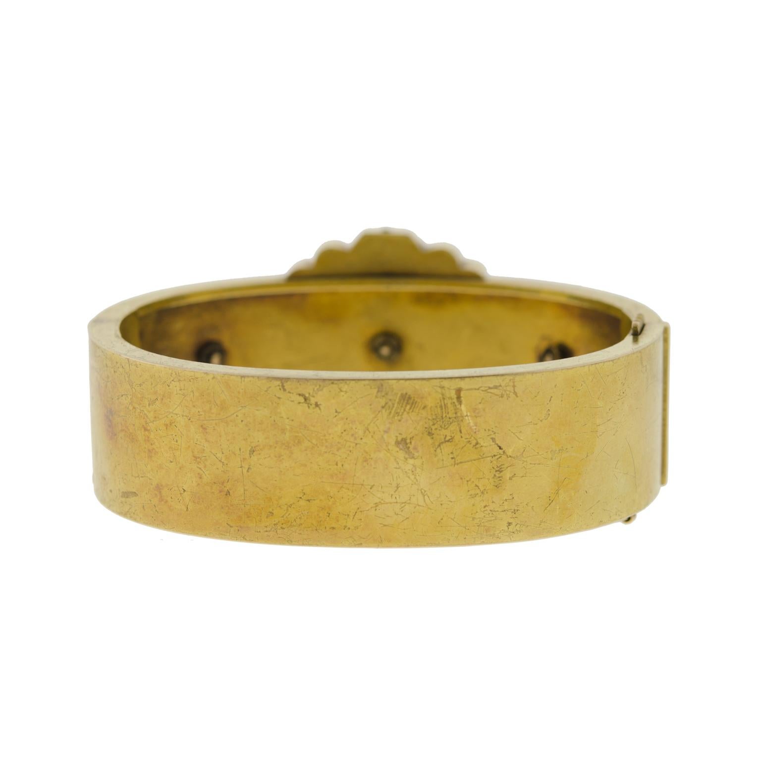 Victorian Etruscan 14 Kt Yellow Gold Bangle Bracelet In Good Condition For Sale In Wheaton, IL