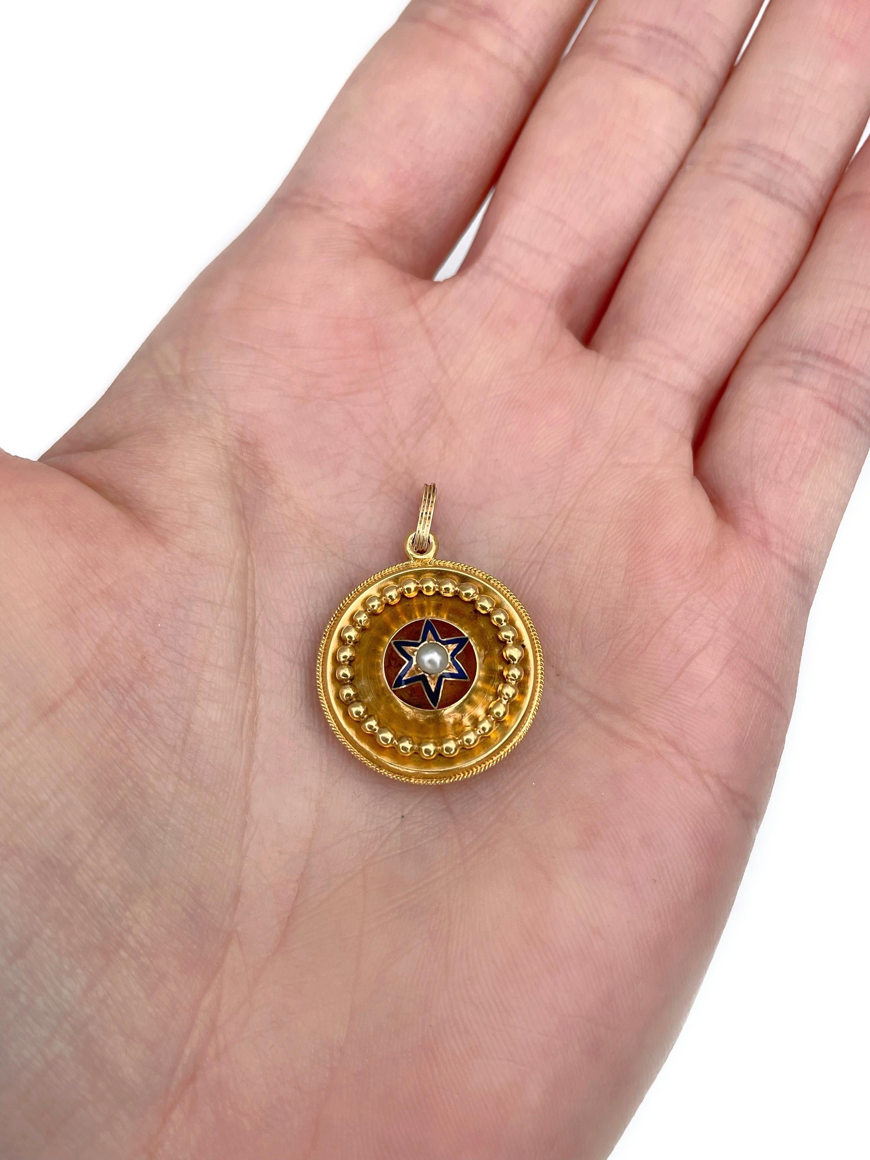 Il s'agit d'un pendentif victorien de style néo-étrusque en or 14 carats. Circa 1880.

La pièce présente une étoile à six branches en émail bleu royal. Une perle de culture est sertie au centre. 

Au dos, il y a un espace avec un panneau de verre