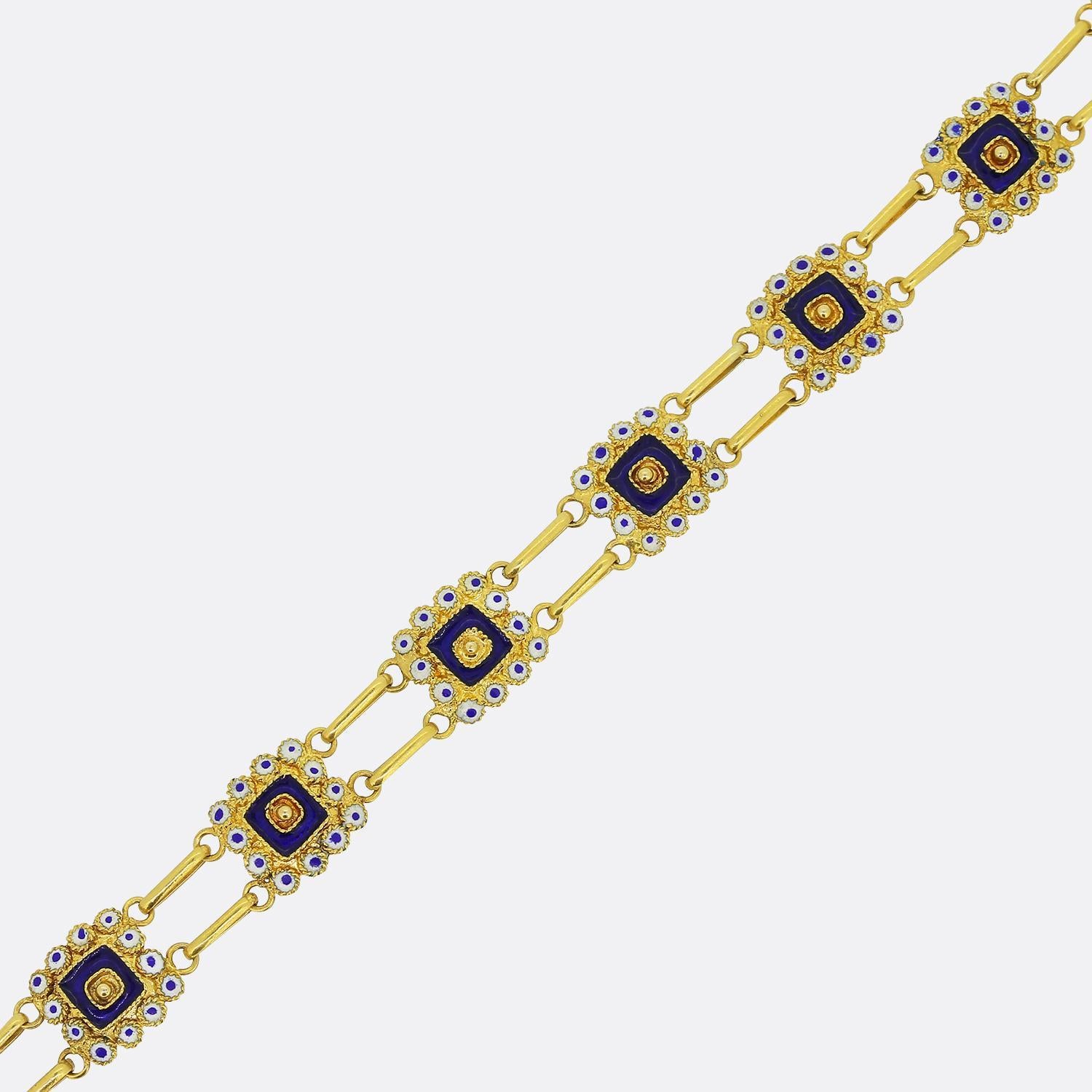 Il s'agit d'un ancien bracelet étrusque victorien en or à haut carat. Le bracelet présente de magnifiques émaux bleus et blancs dans un style décoratif et est façonné en or à haut carat. Le bracelet est également doté d'un fermoir à anneau sécurisé.