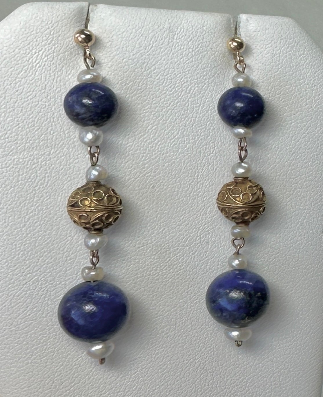 Dies ist ein spektakuläres Paar von antiken Etruscan Revival Anhänger Tropfen Ohrringe mit 18 Karat etruskischen Gold Perlen, Lapis Lazuli Perlen und Perlen.  Die Ohrringe haben eine außergewöhnliche frühetruskische Perlenschnörkel- und