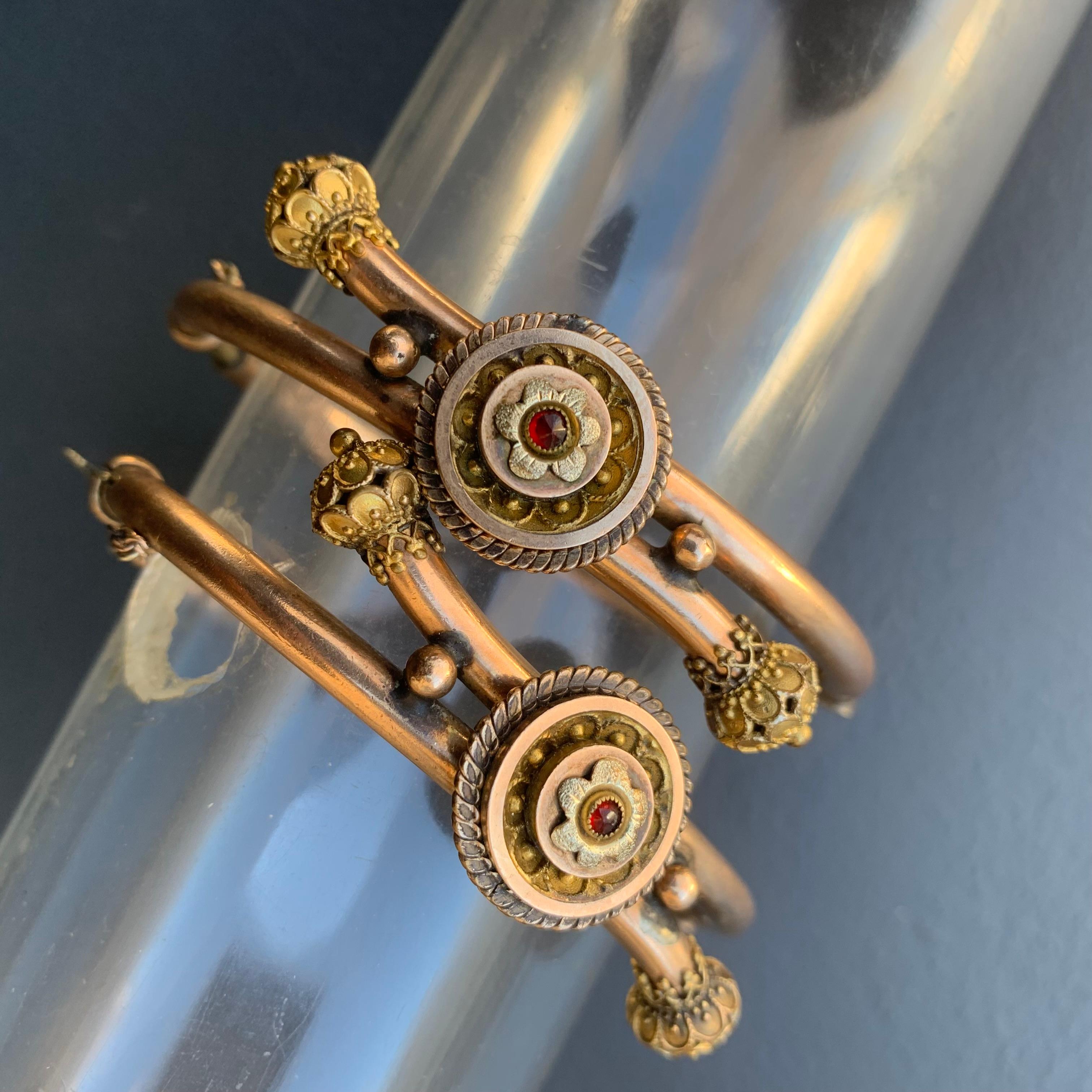 Taille ronde Le mariage victorien étrusque Rev en fil métallique rempli d'or  Ensemble de bracelets à bracelet en vente