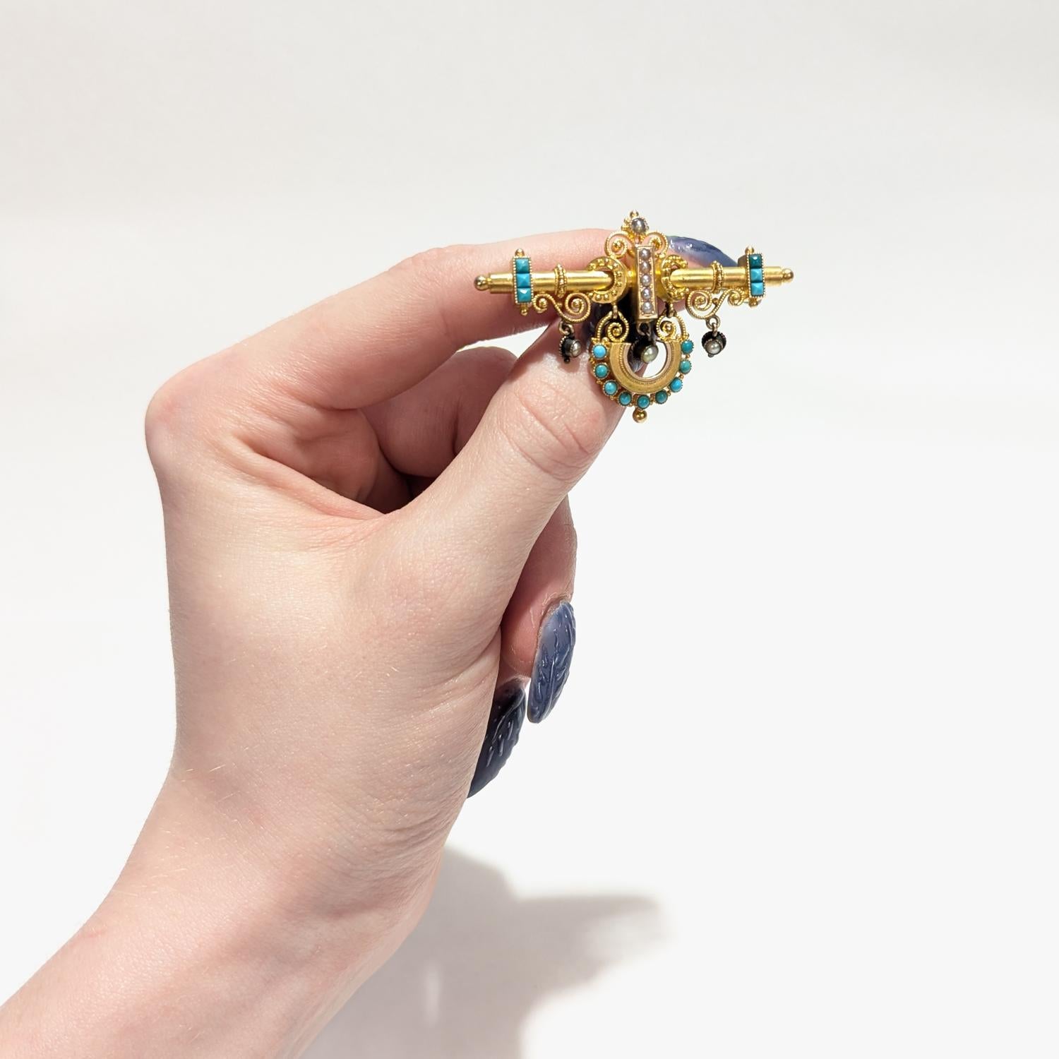 sol d'or brooch