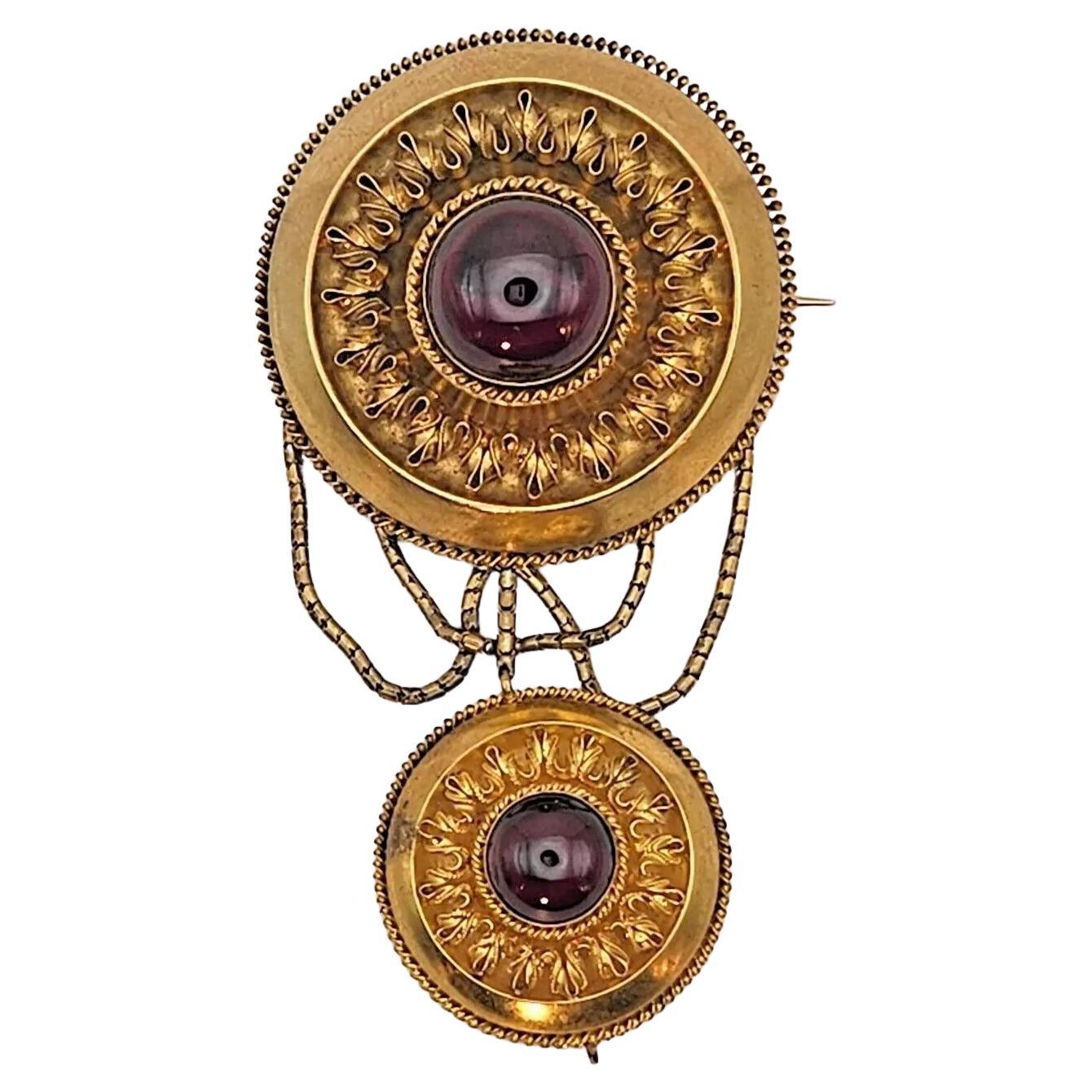 Broche médaillon victorienne de style néo-étrusque en or massif 14 carats avec grenat cabochon, ca 1880