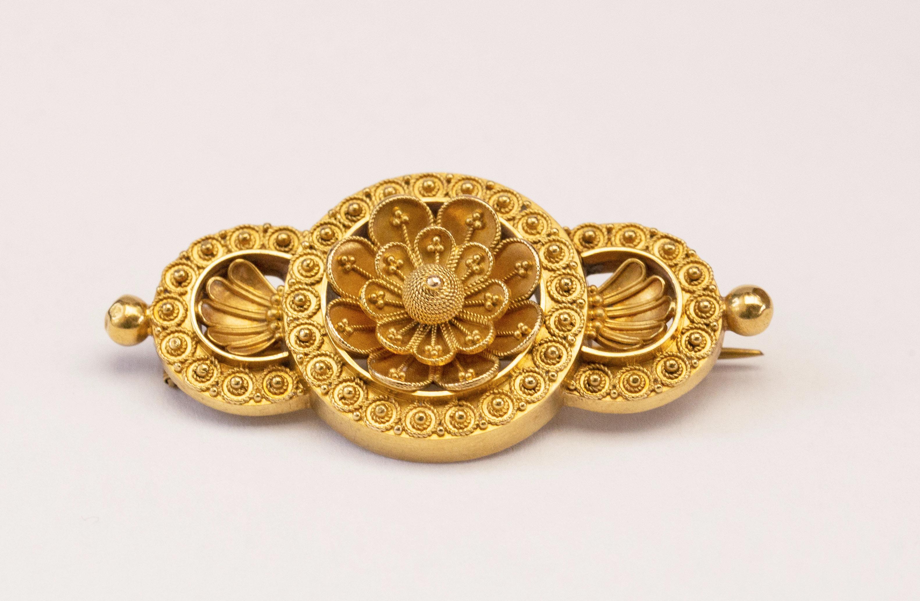 Victorian Etruscan Revival 15 Karat Yellow Gold Filigree Brooch In Good Condition For Sale In Arnhem, NL