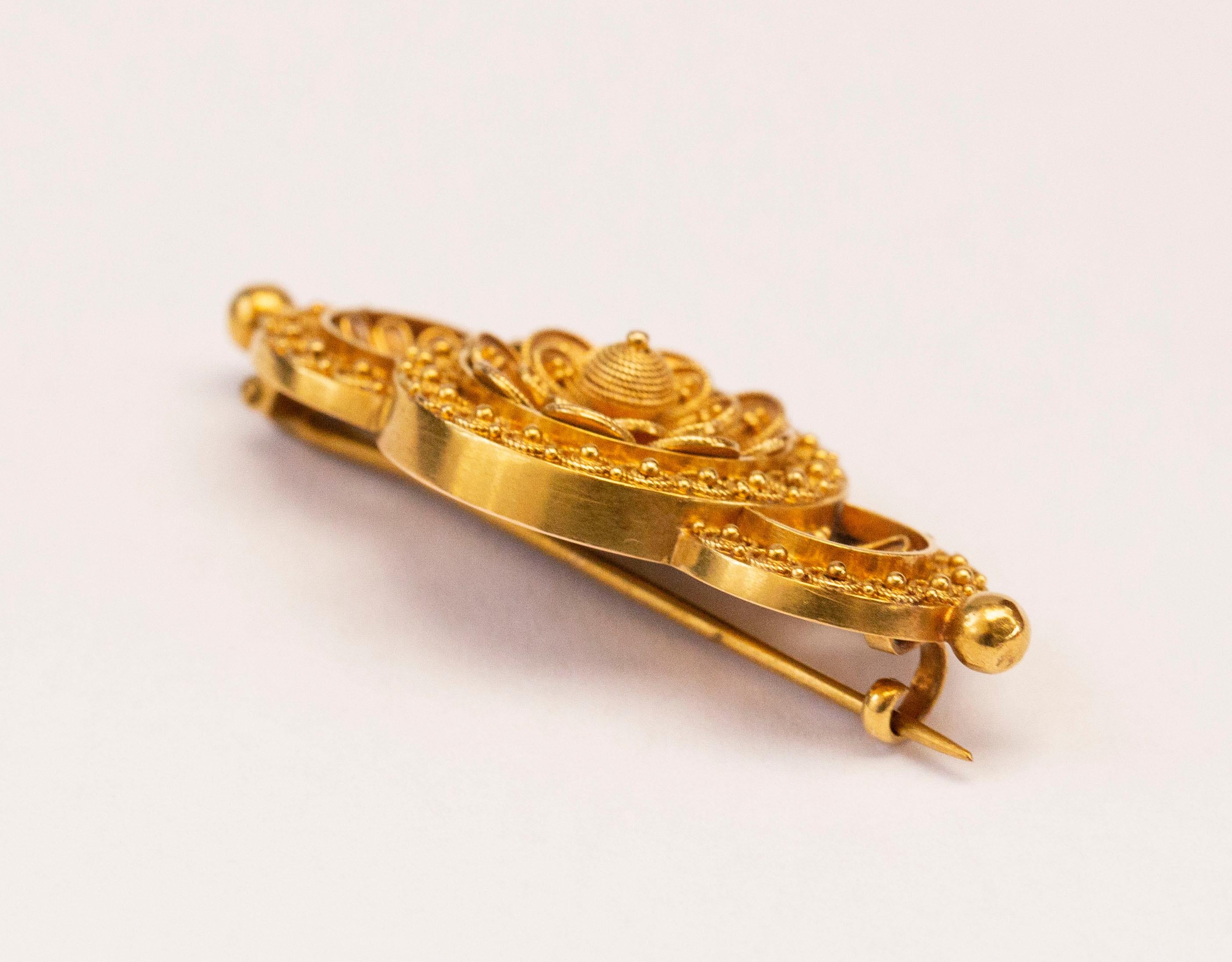 Broche victorienne en or jaune filigrané 15 carats de style néo-étrusque en vente 1