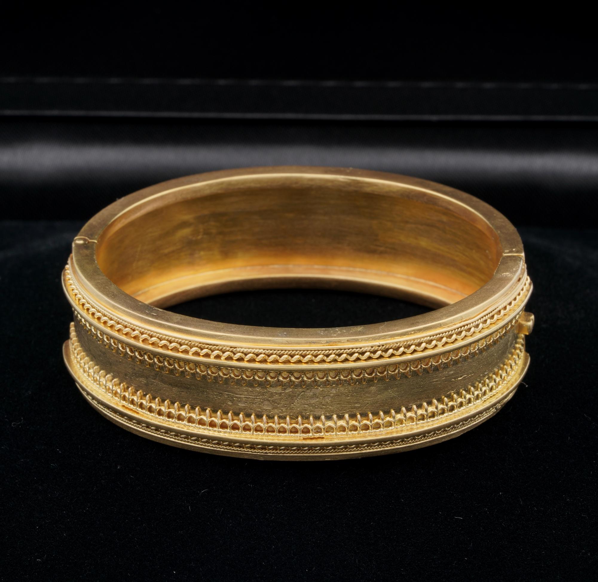 Schöne viktorianischen Zeit große gestempelt 15 Karat Gold englischen Ursprungs
Elegantes etruskisches Revival mit gedrehten Seilen und Fleur-de-Lys-Motiven, die den etruskischen Stil widerspiegeln
1850/1870 ca - 18 mm. in der Breite,