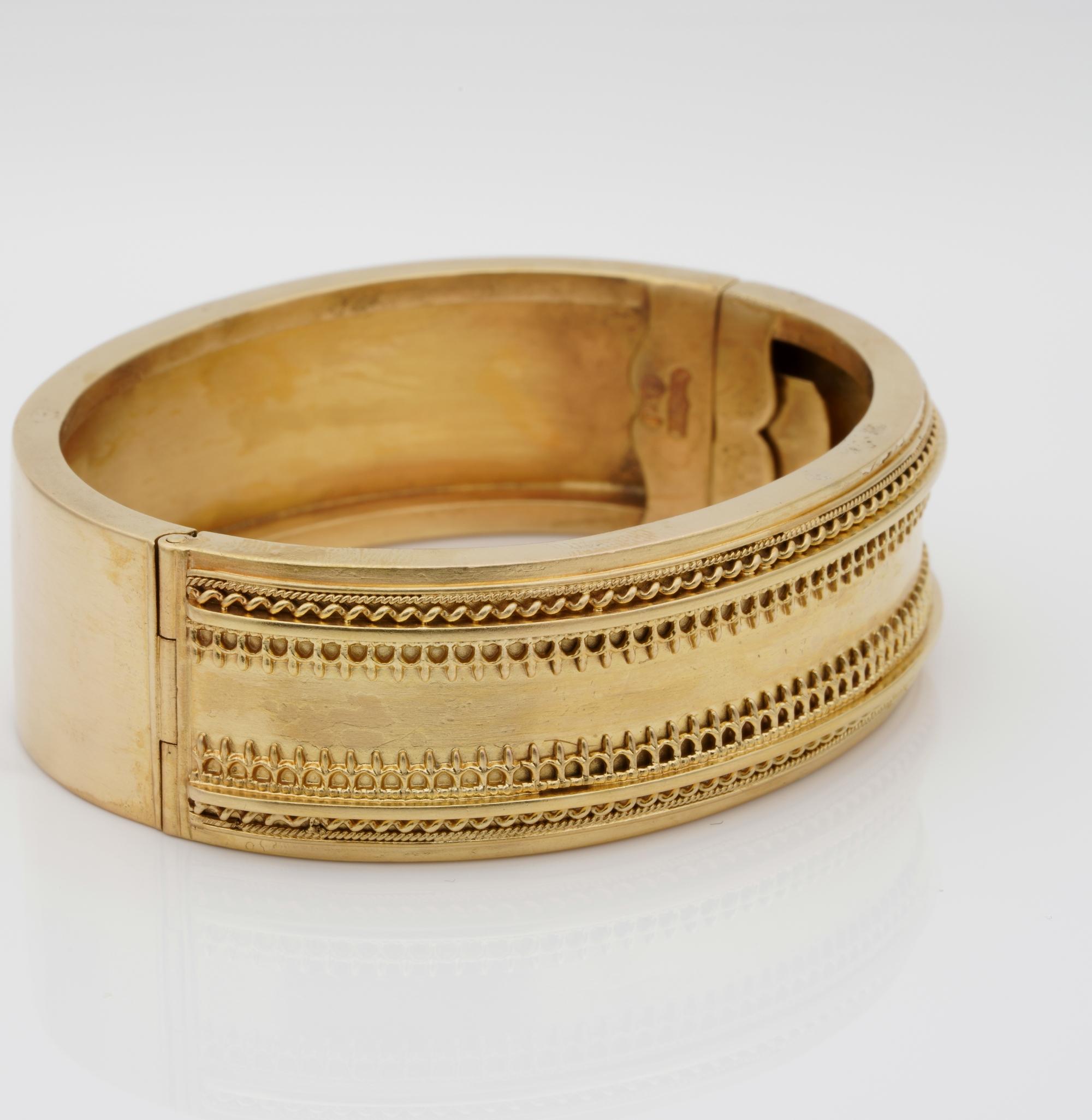 Victorian Etruscan Revival 15 Karat Gold Cuff In Good Condition For Sale In Napoli, IT