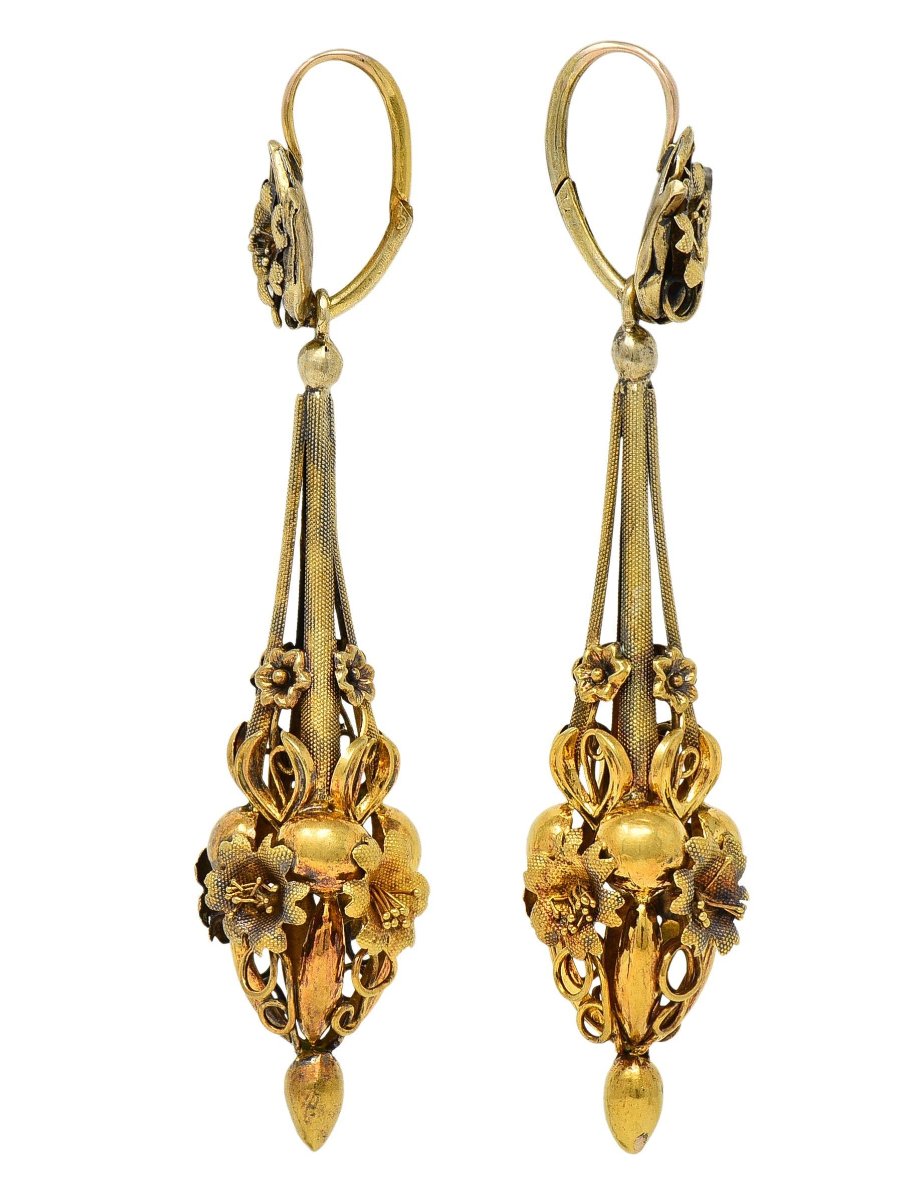 Victorien Boucles d'oreilles pendantes anciennes jaune 18 carats de style néo-étrusque victorien en vente