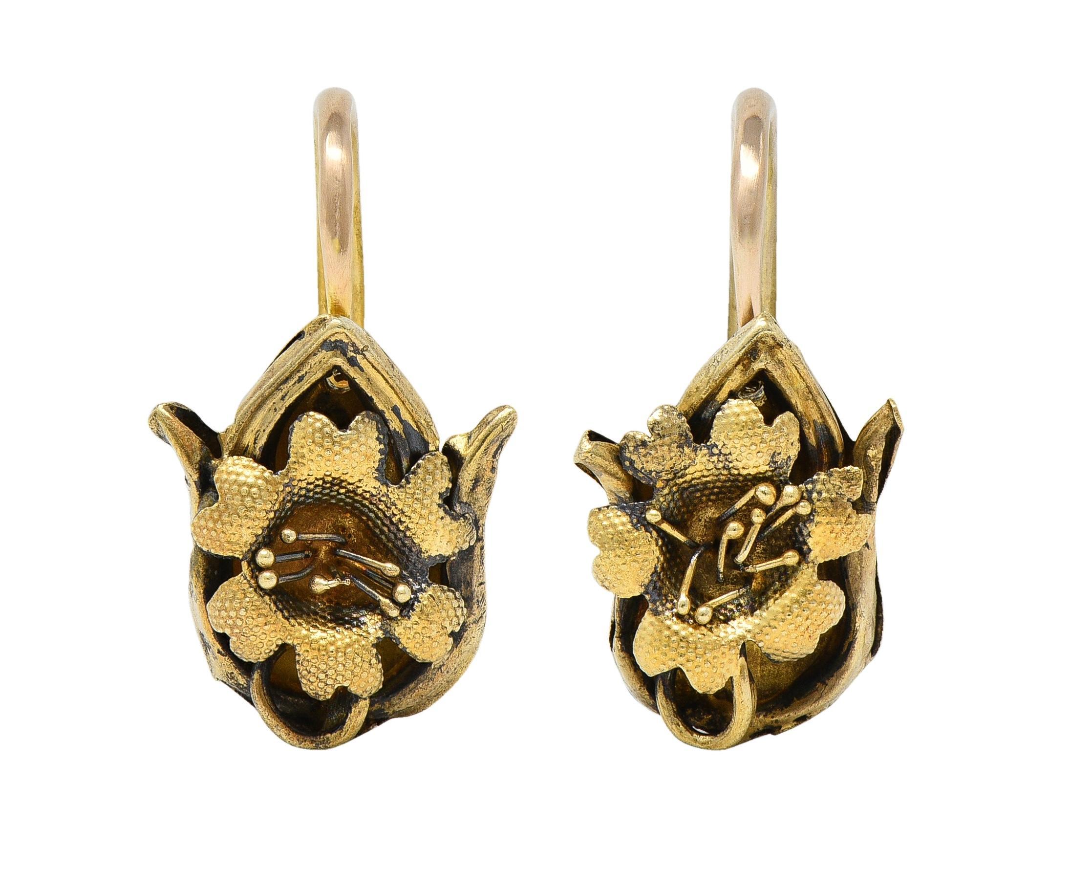 Boucles d'oreilles pendantes anciennes jaune 18 carats de style néo-étrusque victorien Excellent état - En vente à Philadelphia, PA