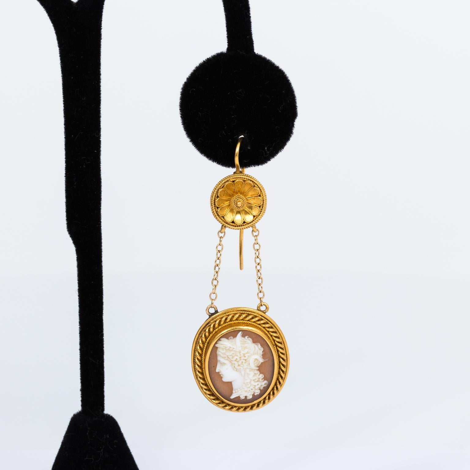 Victorian Etruscan Revival 18 Karat Yellow Gold Sardonyx Cameo Earrings 6
