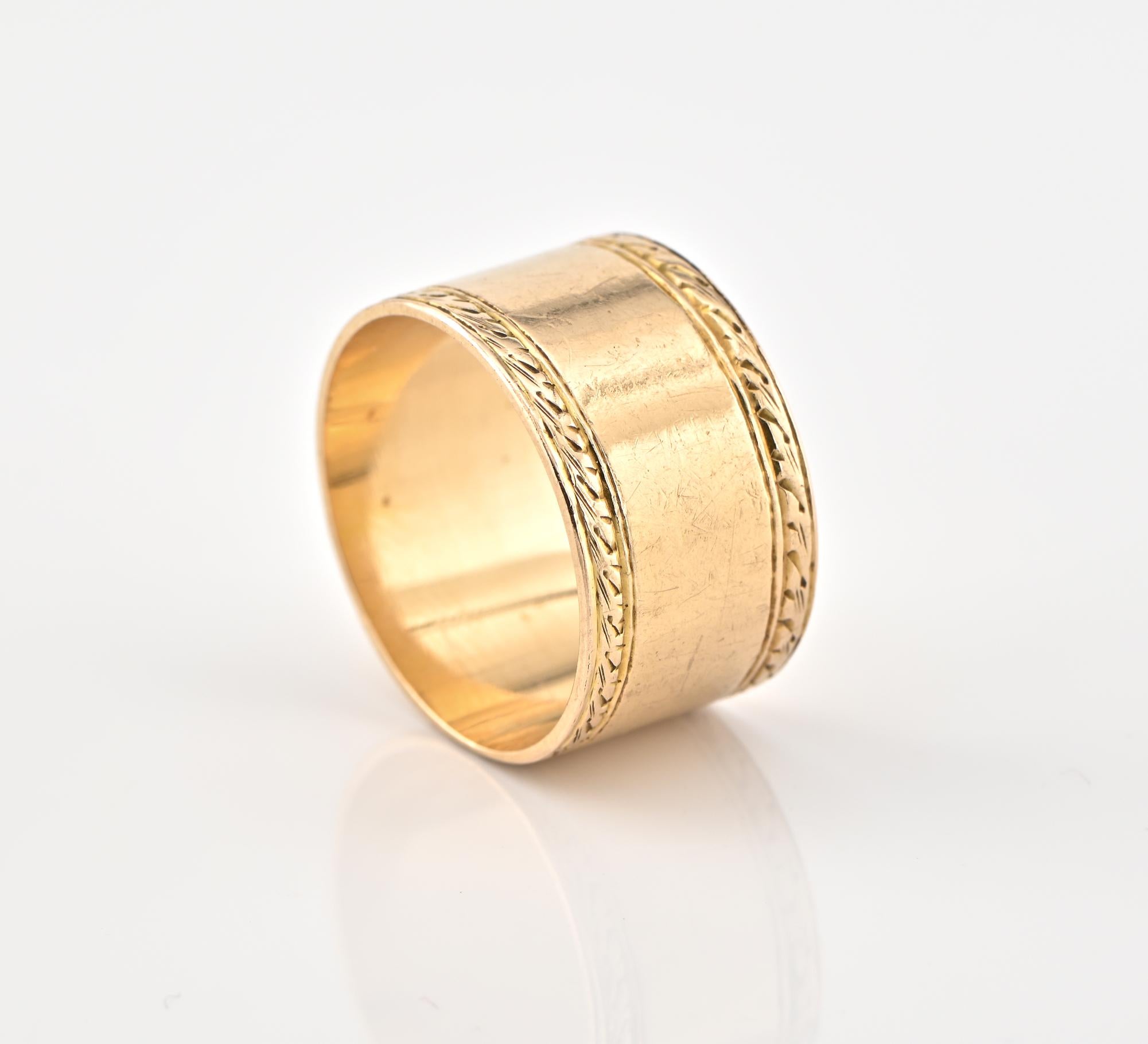 Victorian Etruscan Revival 18 KT Gold Wide Wedding Band In Good Condition For Sale In Napoli, IT