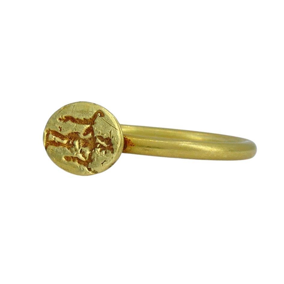 Anello vittoriano Etruscan Revival in oro 22k in vendita 1