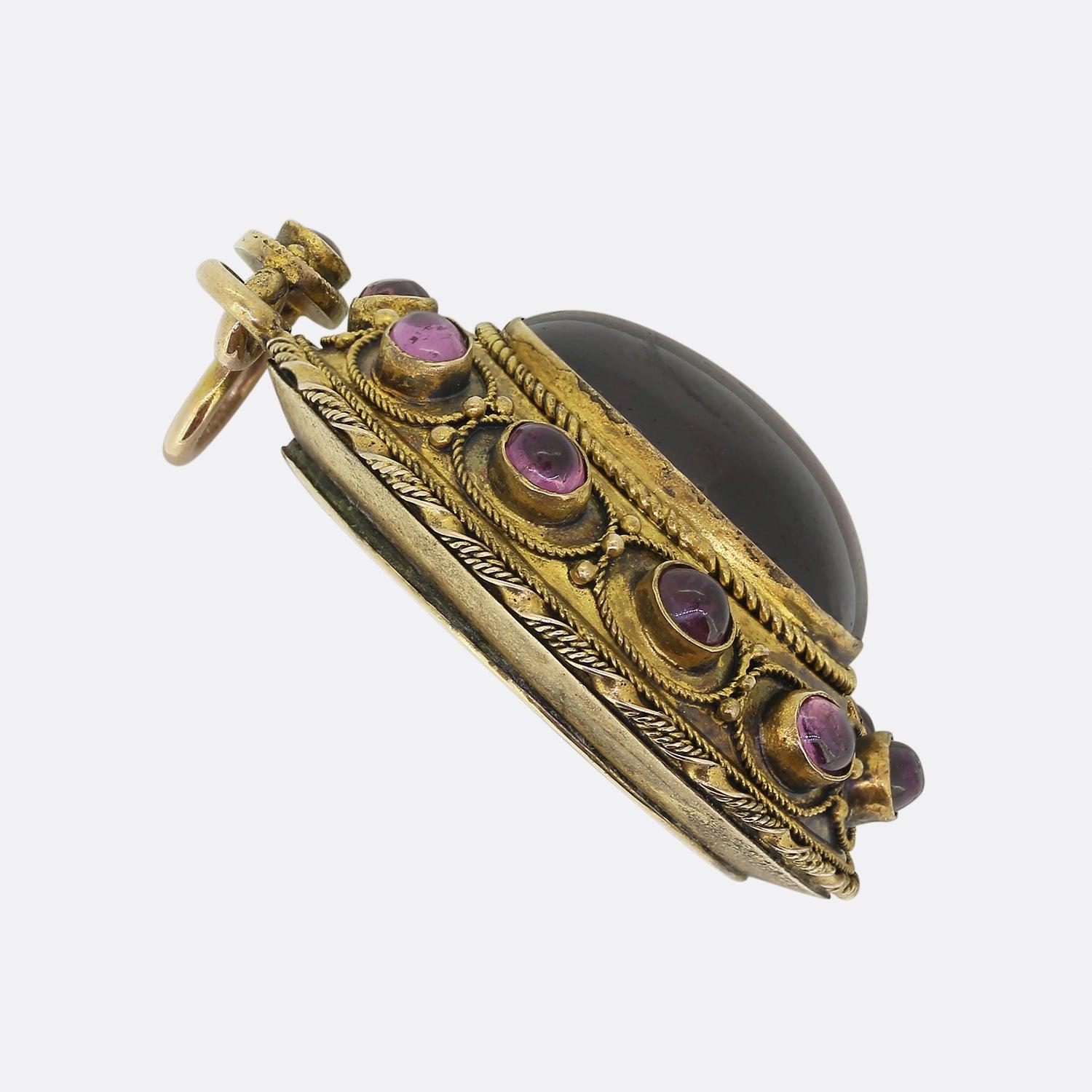 Viktorianisches etruskisches Revival Cabochon-Granat-Medaillon-Anhänger im Zustand „Gut“ im Angebot in London, GB
