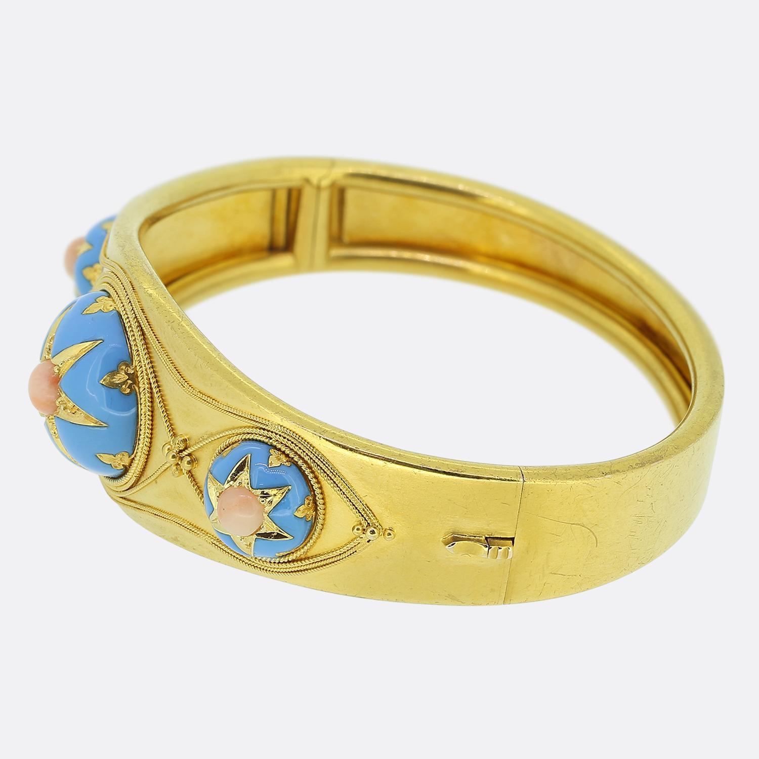 Hier haben wir ein wunderschönes Goldarmband aus der viktorianischen Ära. Dieses Armband aus 15 Karat Gelbgold ist im etruskischen Stil gefertigt und zeigt drei Korallen, die von blauer Emaille umgeben sind, die in perfektem Zustand ist. Die blaue