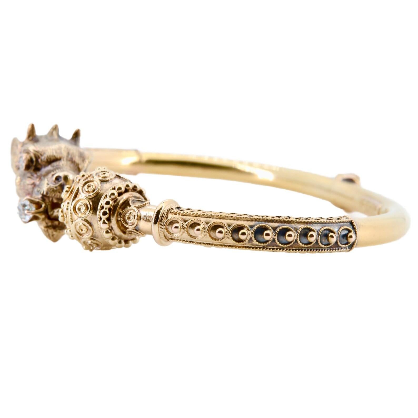 Bracelet d'époque victorienne en forme de griffon de style étrusque en or jaune 14 carats. Ce griffon magnifiquement sculpté porte dans sa bouche un diamant taillé dans une ancienne mine et un œil en diamant. Le bracelet est rehaussé d'un fin