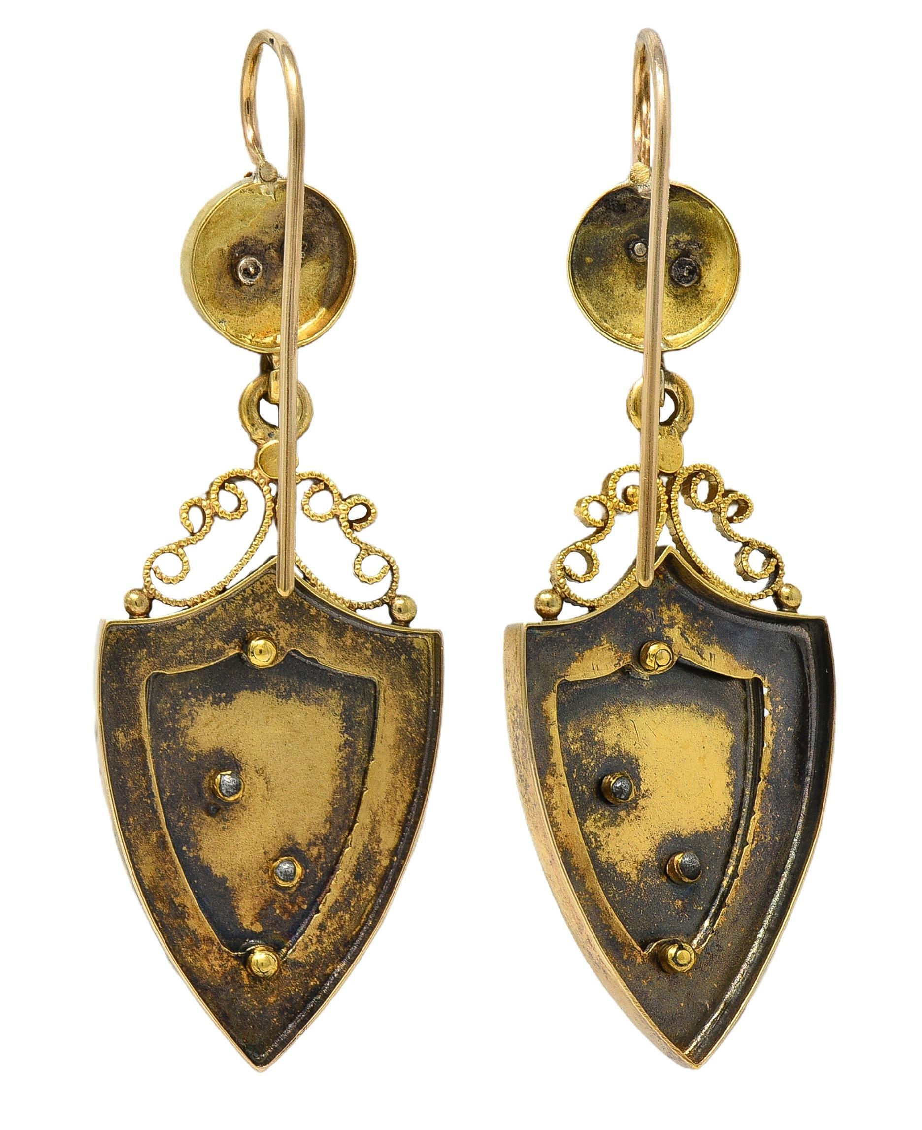 Orecchini a goccia vittoriani in oro giallo 14K con smalto etrusco revival e fogliame antico In condizioni ottime in vendita a Philadelphia, PA