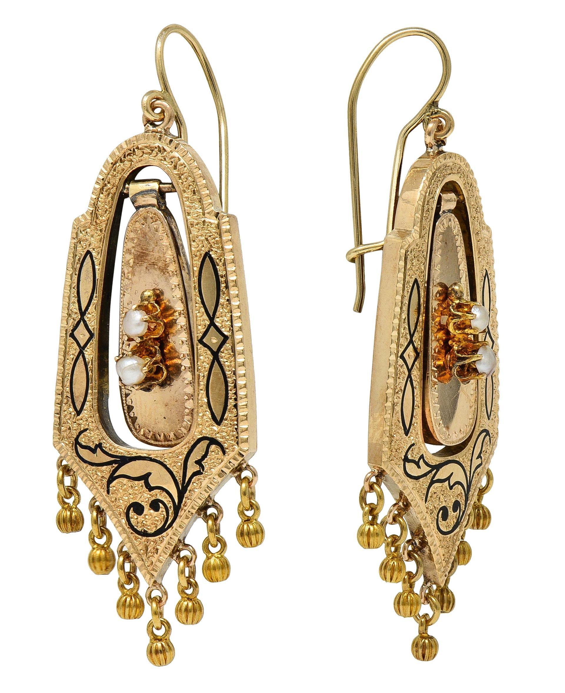 Donna Orecchini vittoriani etruschi Revival con smalto e perle in oro 14K con foglie antiche in vendita