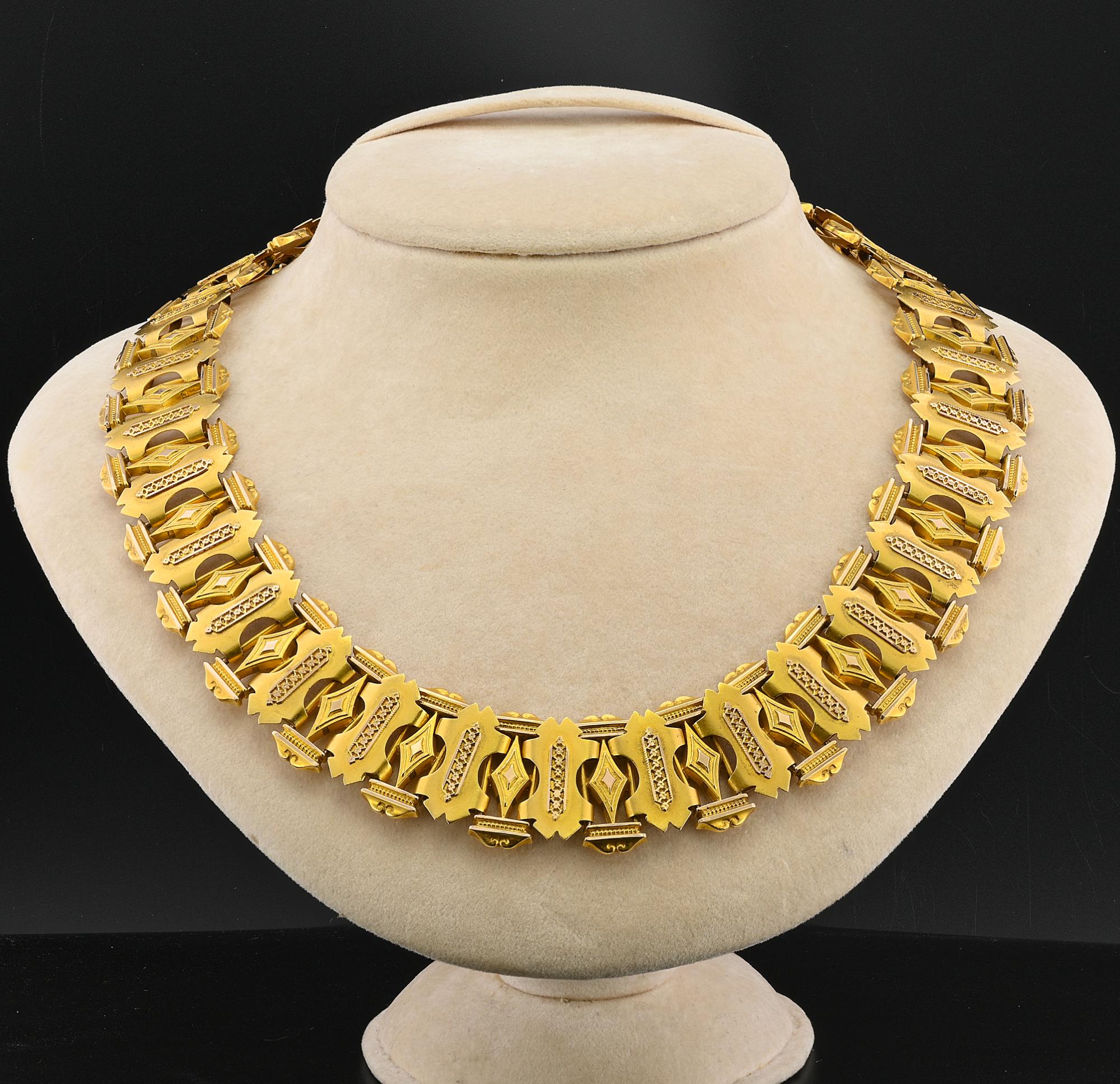 Sorprendente collar de cadena de libro inglés de la época victoriana con un codiciado diseño etrusco, 1880 circa
Hecha a mano en vibrante oro macizo de 15 KT, probada electrónicamente
Espectaculares eslabones múltiples con decoración etrusca que