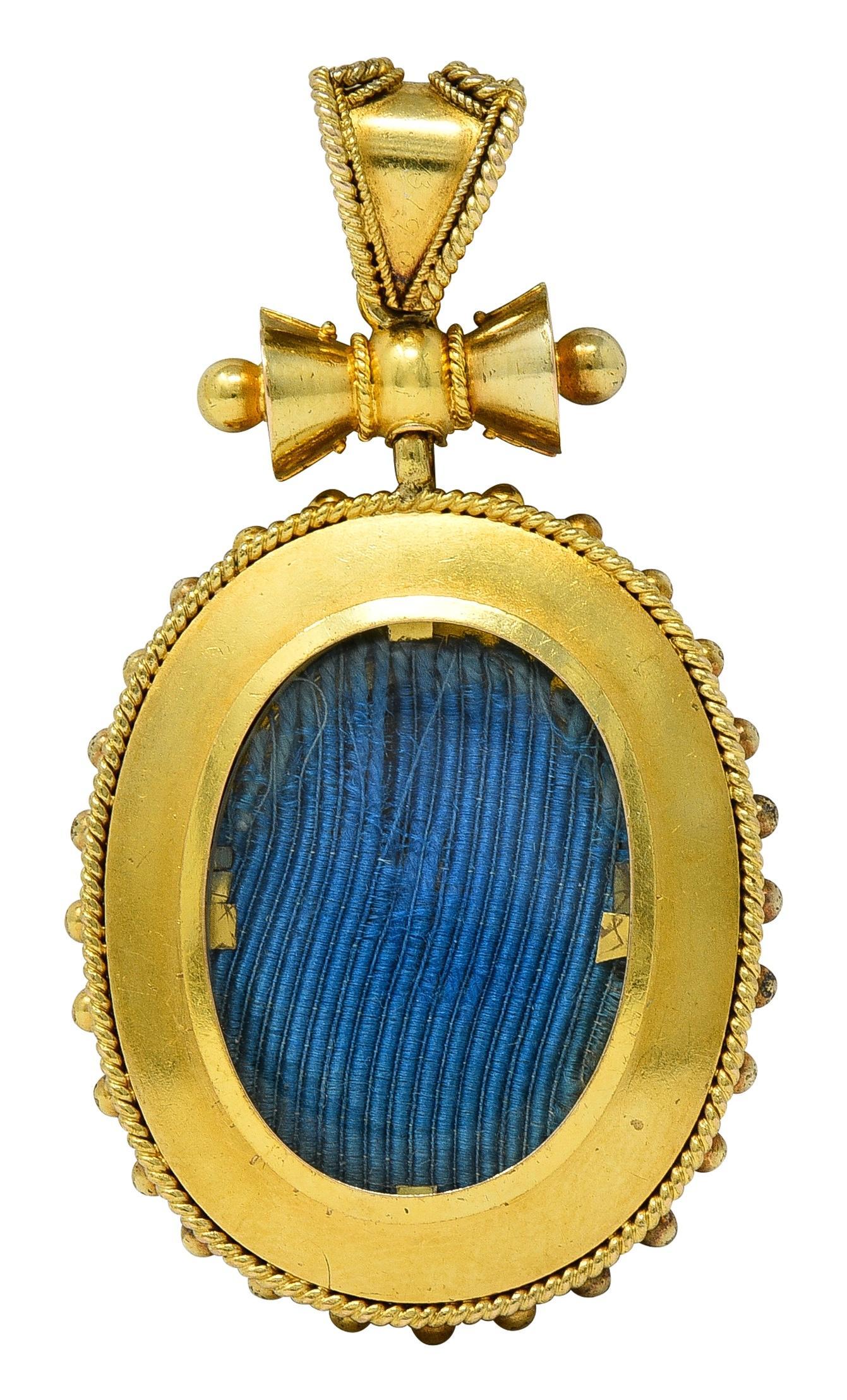 Design und ein ovaler Medaillon-Anhänger, der an einem sich verjüngenden Ballen mit Fächerstation hängt
Die Vorderseite des Medaillons ist gewölbt und mit Korallencabochons und einer Perle als radiales Starburst-Motiv besetzt
Die Koralle ist rund