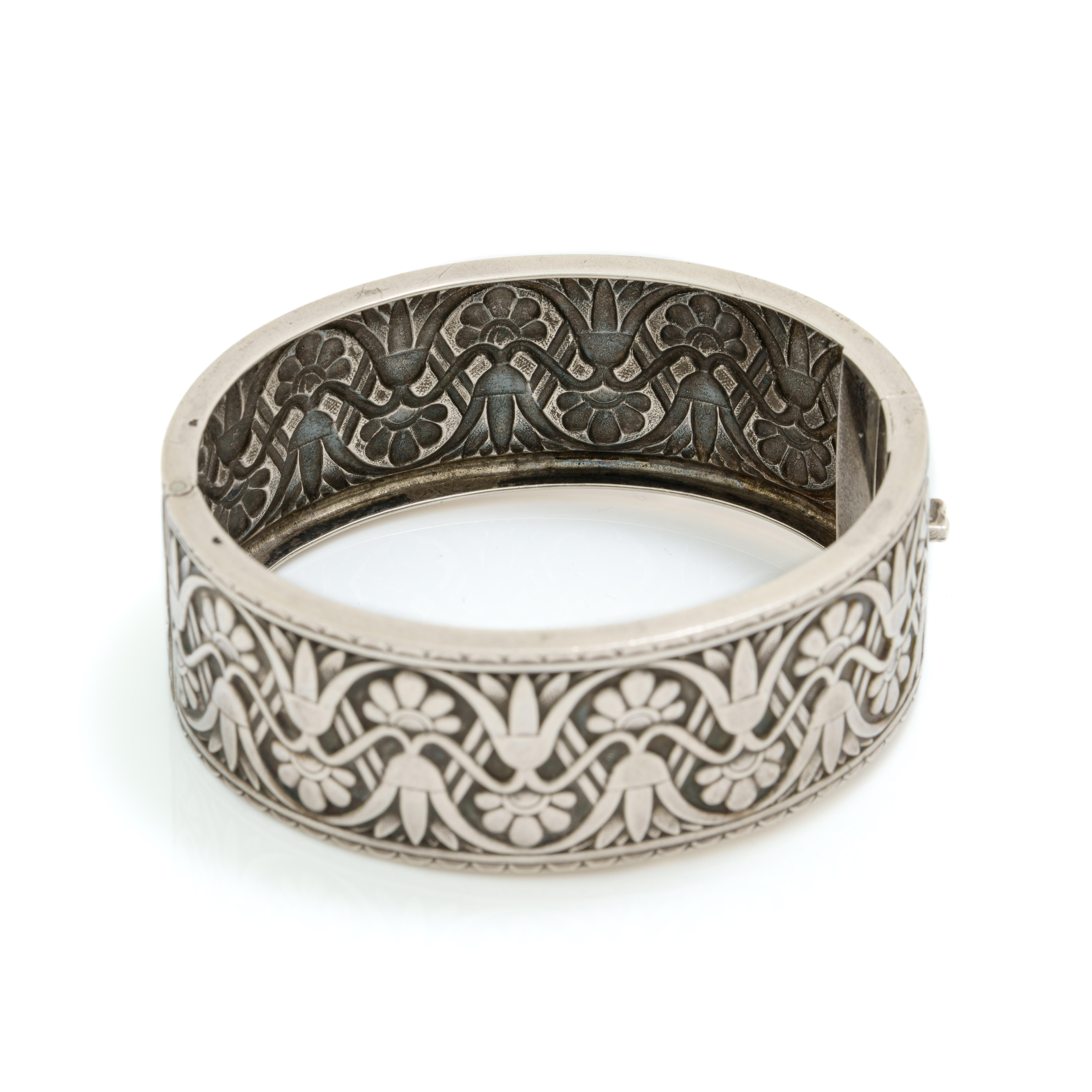 Victorian Etruscan Revival Silver Statement Bangle In Good Condition For Sale In New York, NY