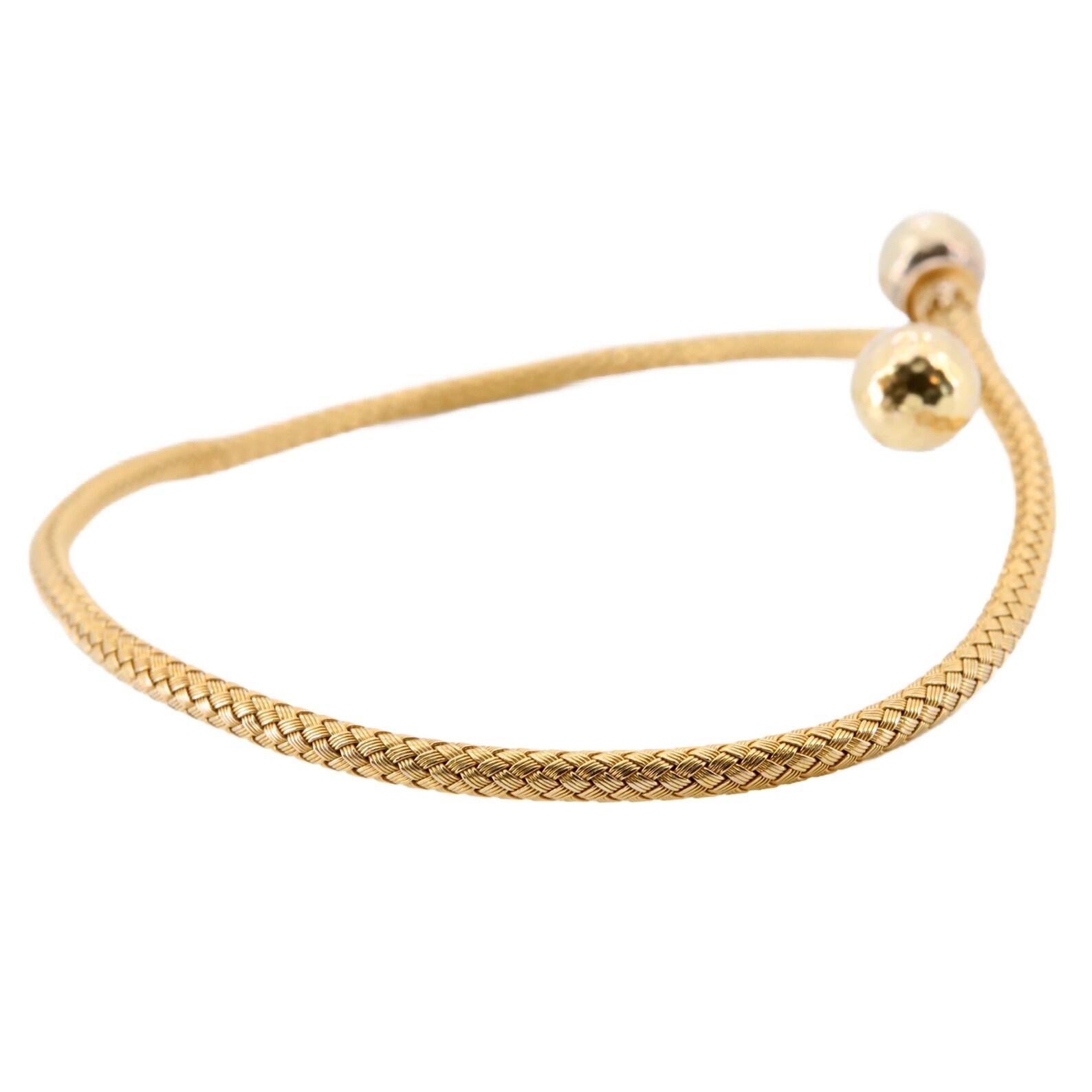 Eine italienische Etruscan Revival Stil viktorianischen Zeit Armband. Bestehend aus einem gewebten, flexiblen Goldarmreif im Crossover-Stil. Mit gehämmerten goldenen Kugelenden und aufgesetztem Cannetille-Dekor vervollständigt. 

In ausgezeichnetem