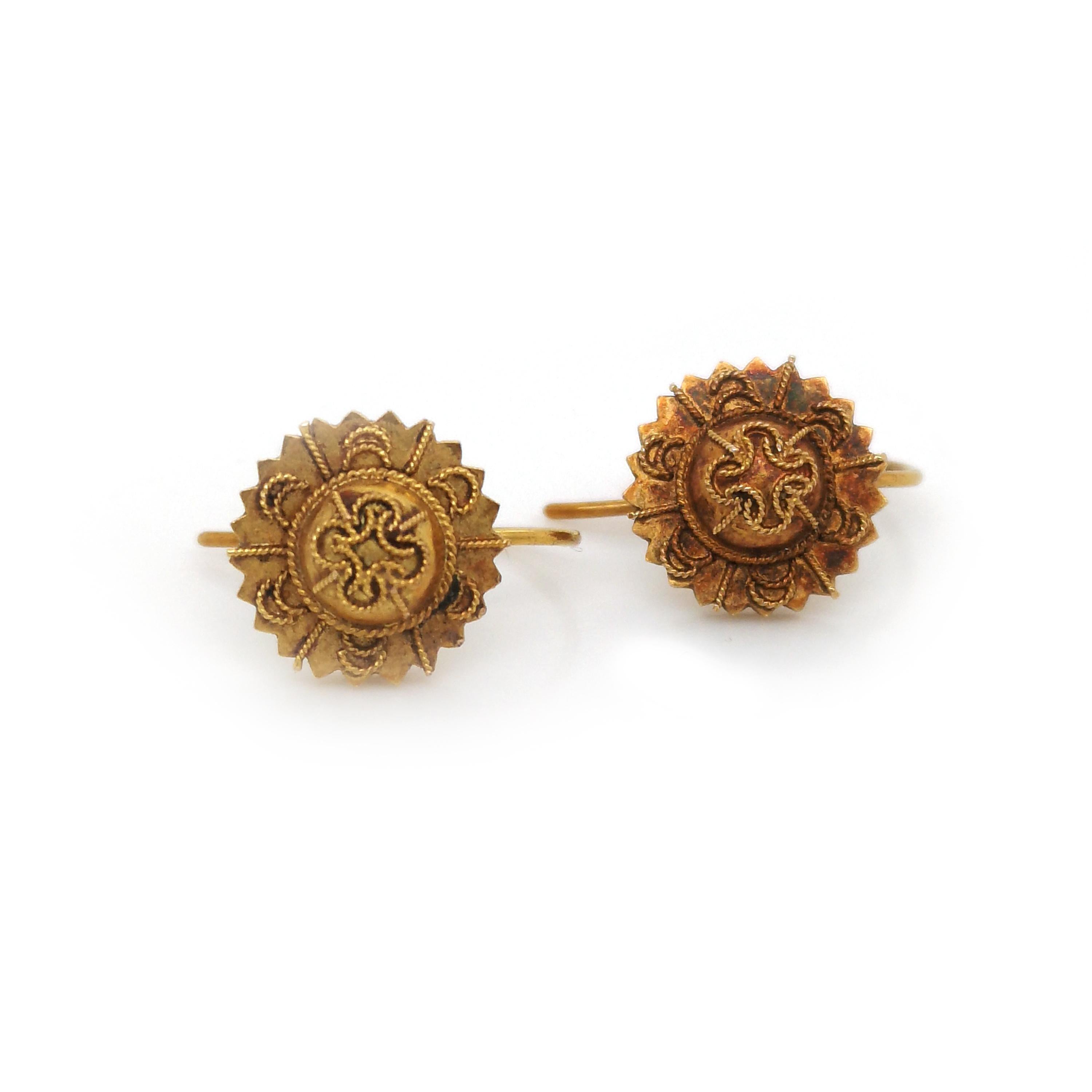 Victorian Etruscan Style Brooch And Earrings Gold Suite, Circa 1875 In Good Condition For Sale In London, GB