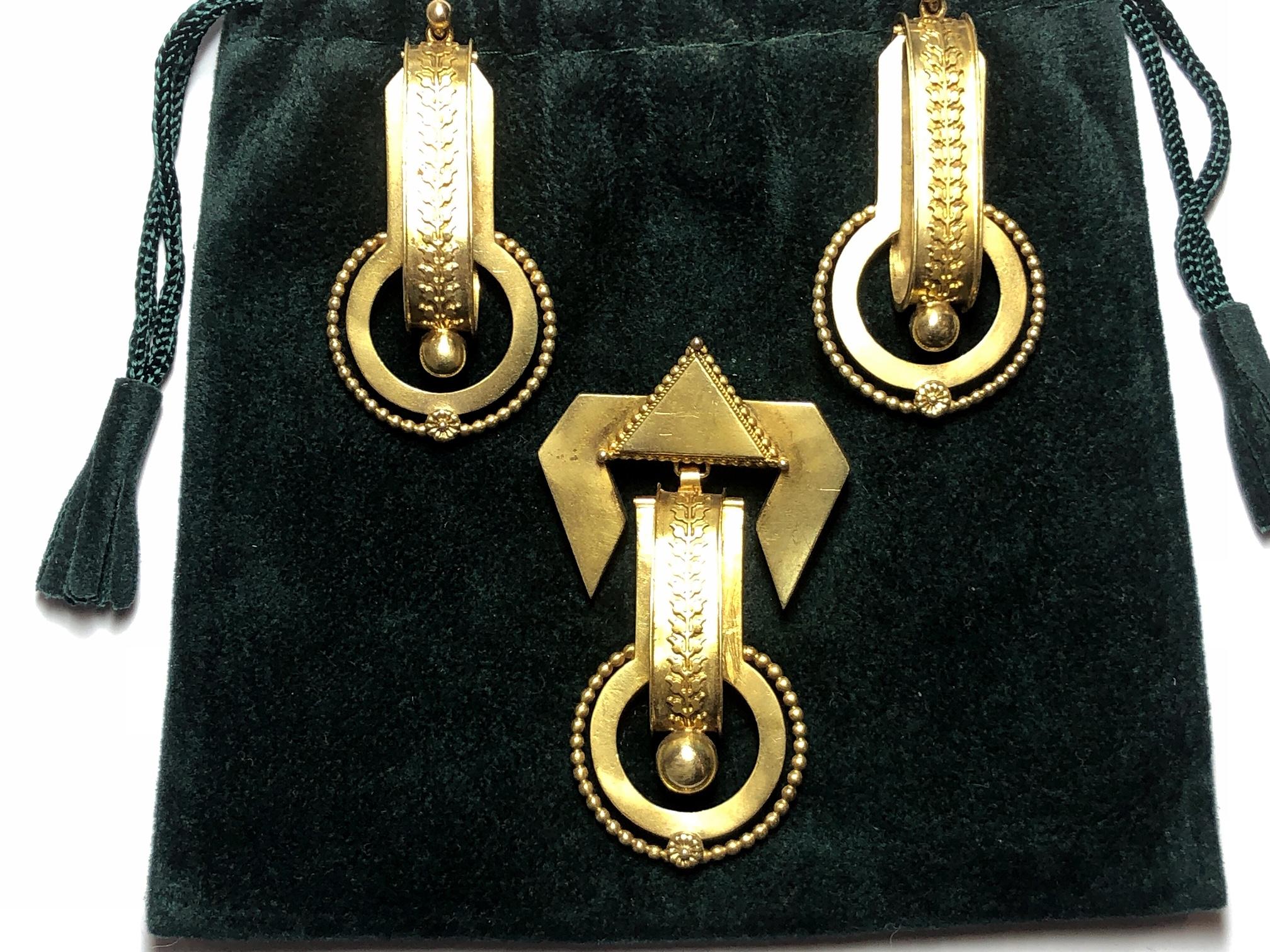 Victorian Etruscan Style Brooch and Earrings Gold Suite, circa 1875 In Fair Condition For Sale In London, GB