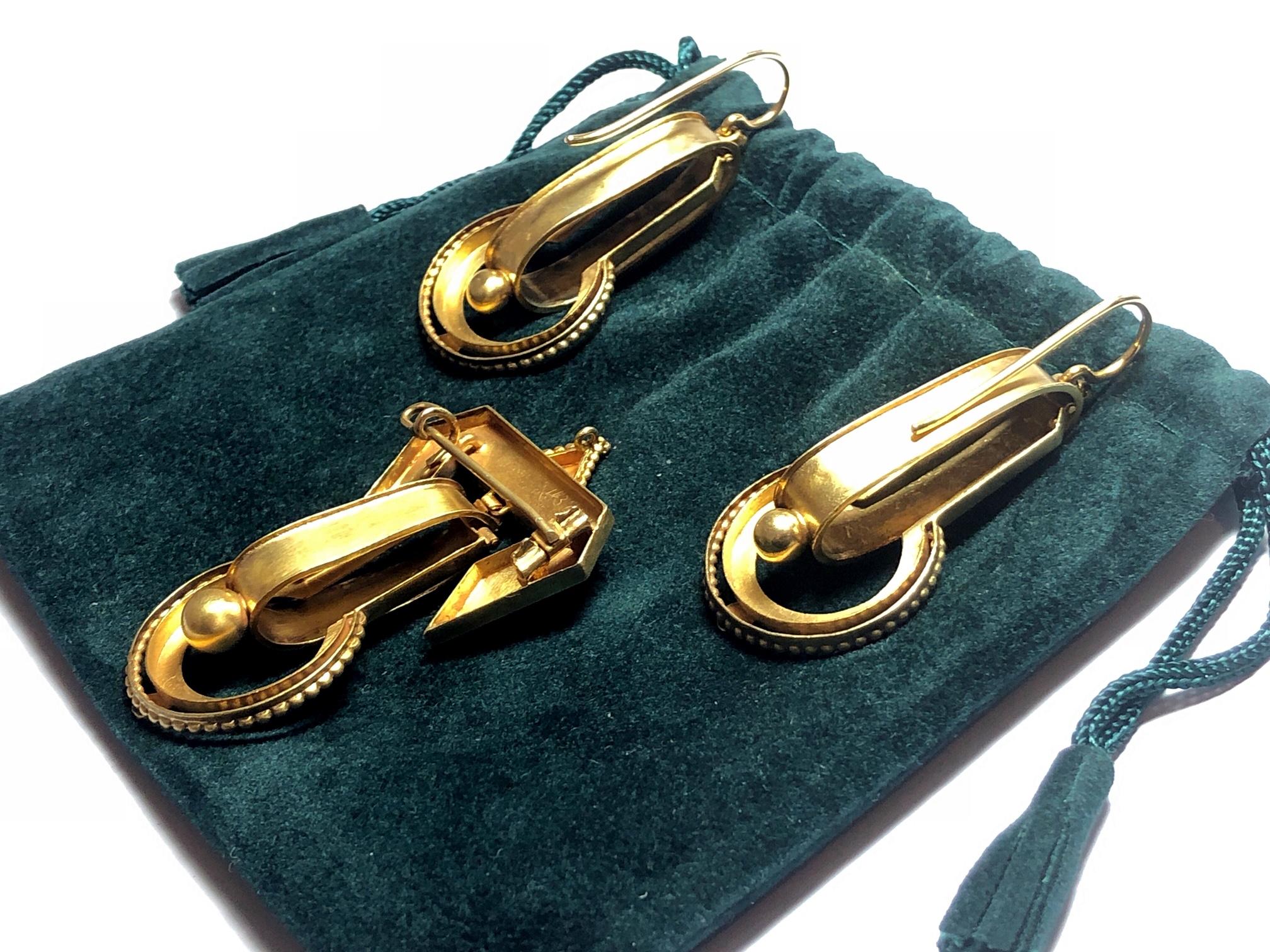 Victorian Etruscan Style Brooch and Earrings Gold Suite, circa 1875 For Sale 1