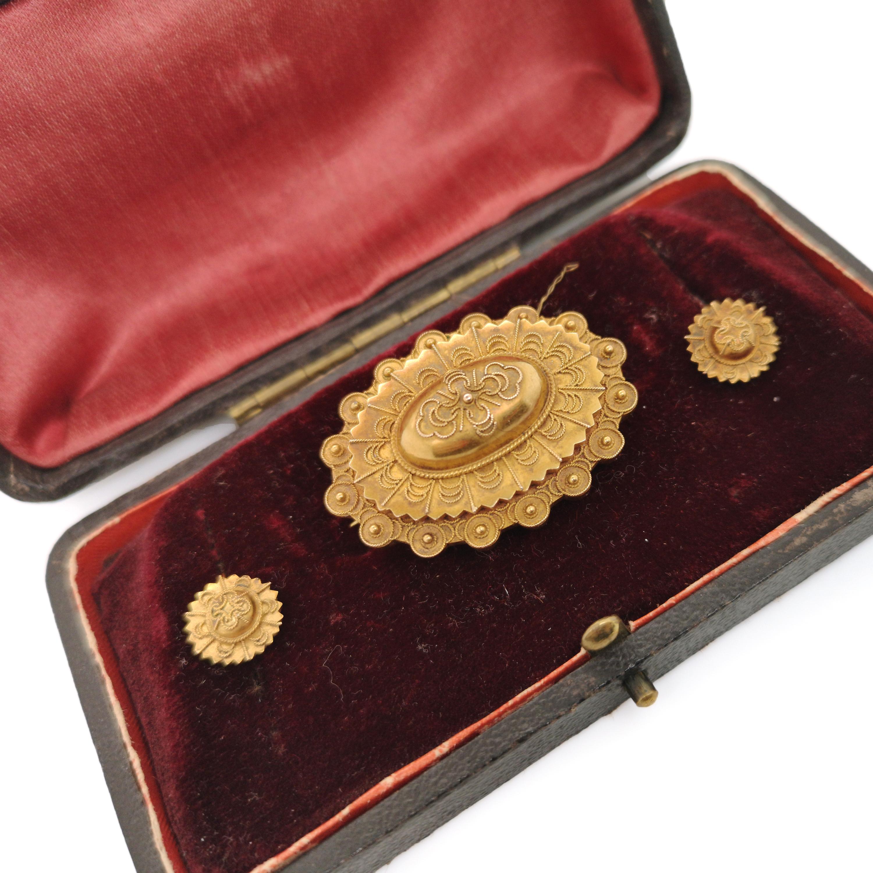 Victorian Etruscan Style Brooch And Earrings Gold Suite, Circa 1875 For Sale 4