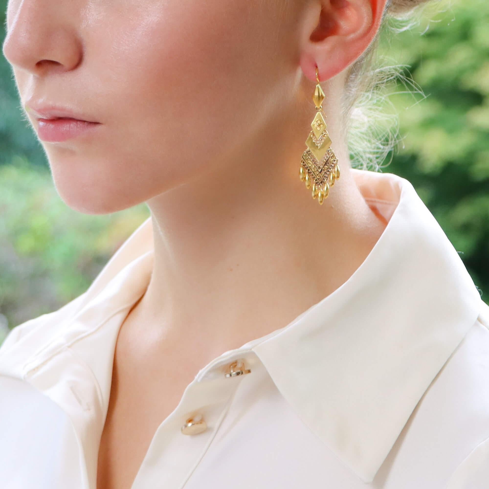 An extremely elegant pair of Victorian Etruscan inspired drop earrings made of solid 18k yellow gold. 

Each earring has been beautifully hand crafted and delicately detailed with intricate gold work. The earrings are articulated throughout which
